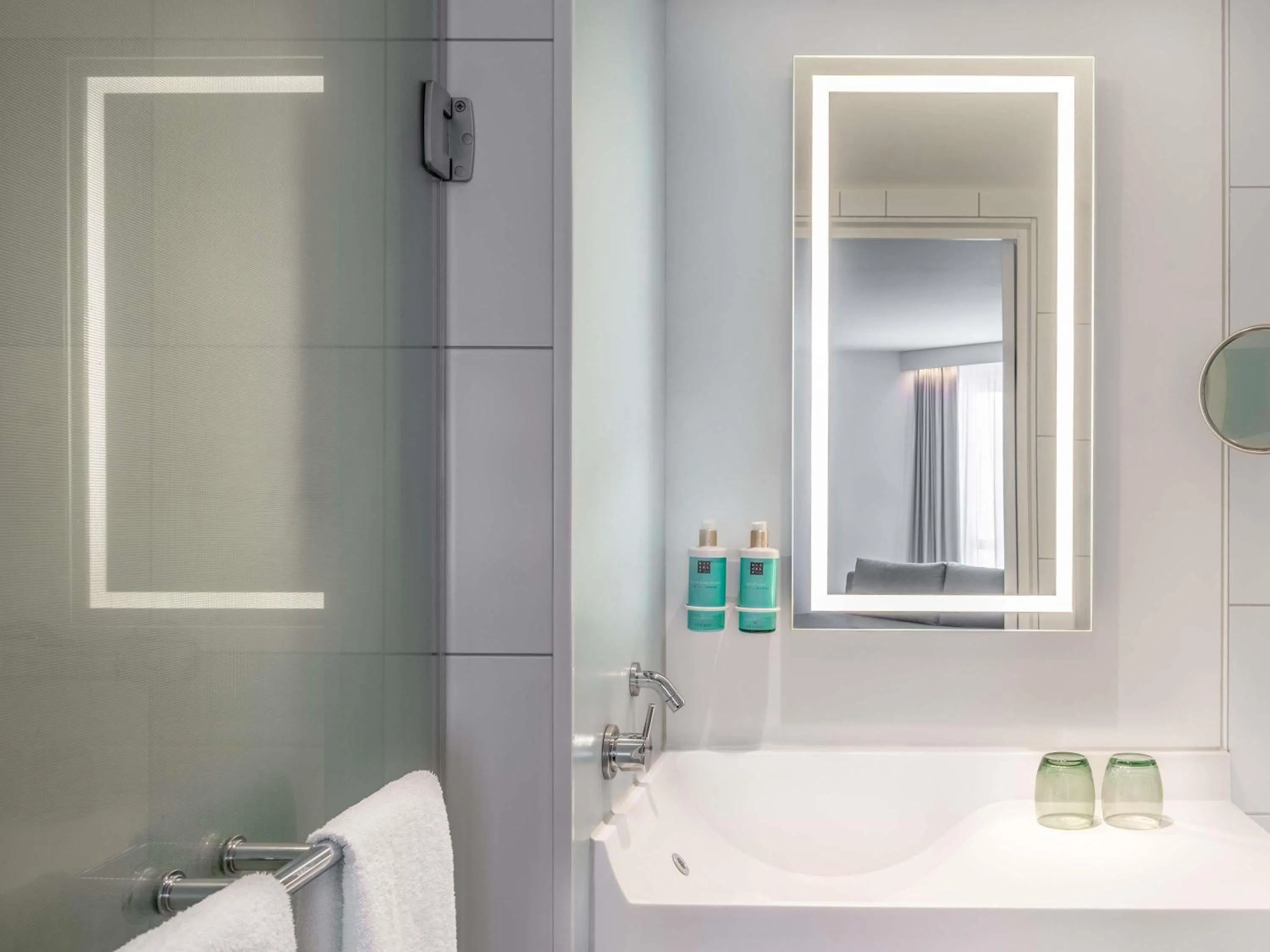 Bedroom in Novotel München City