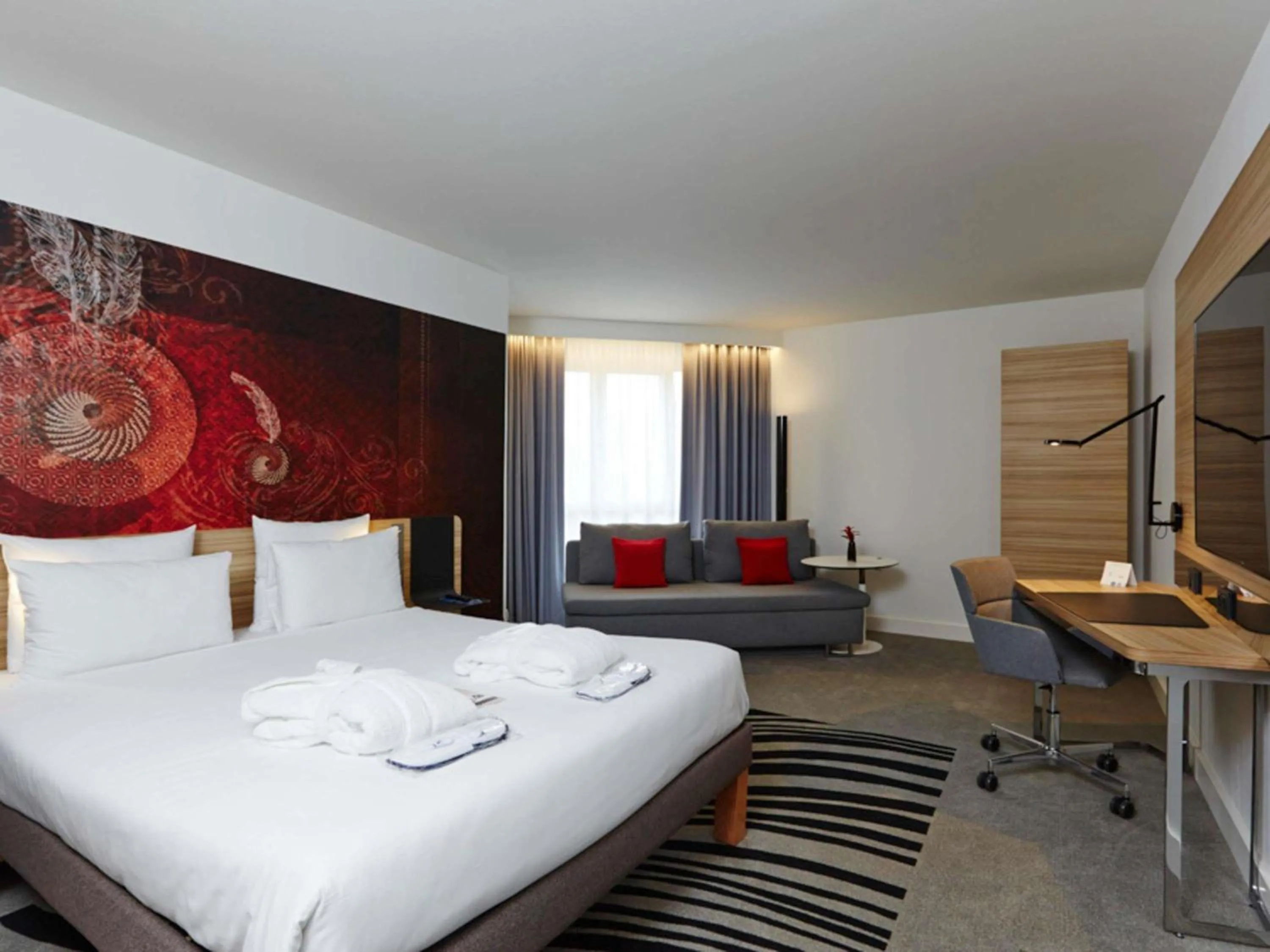 Property building, Bed in Novotel München City