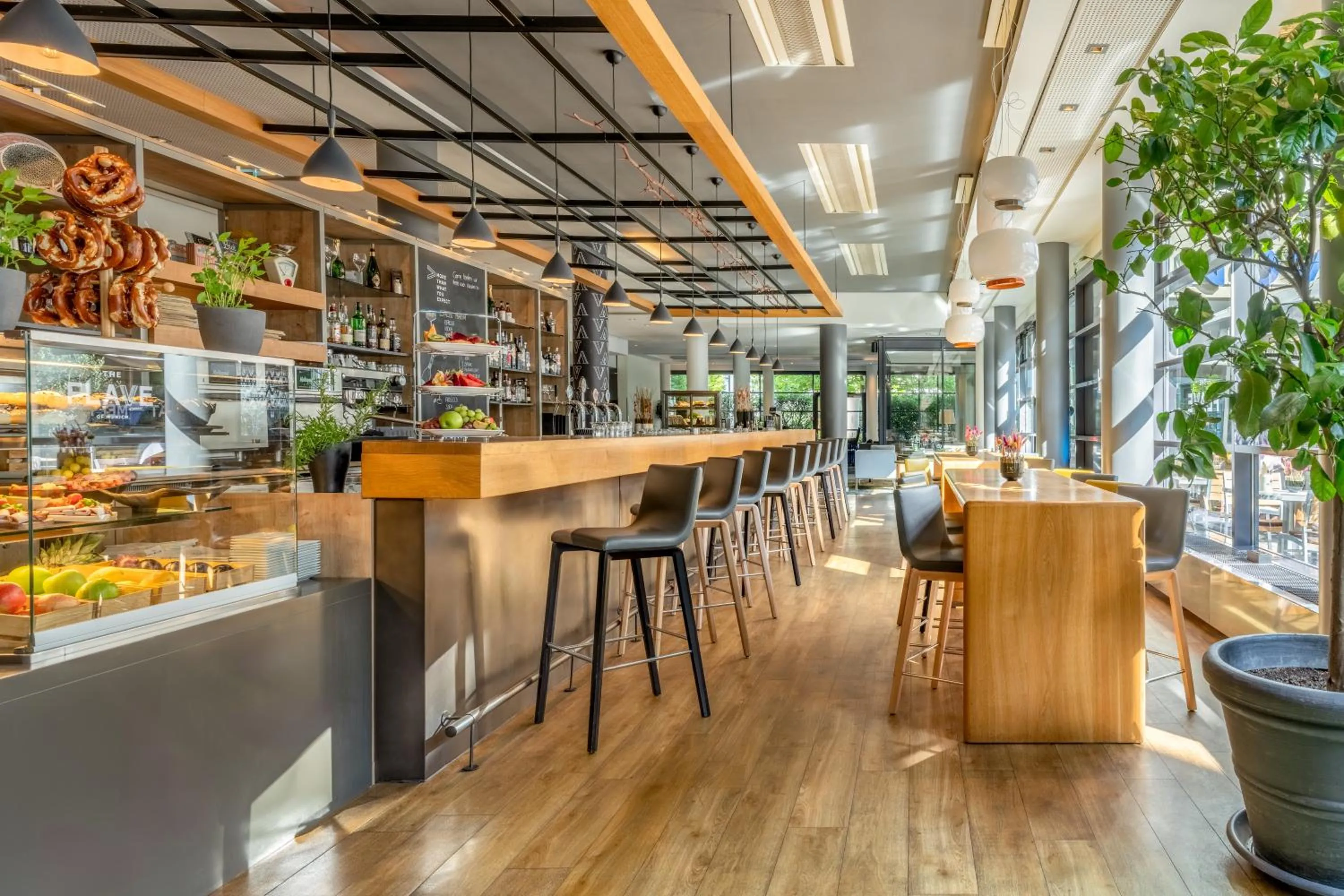 Restaurant/places to eat in Novotel München City