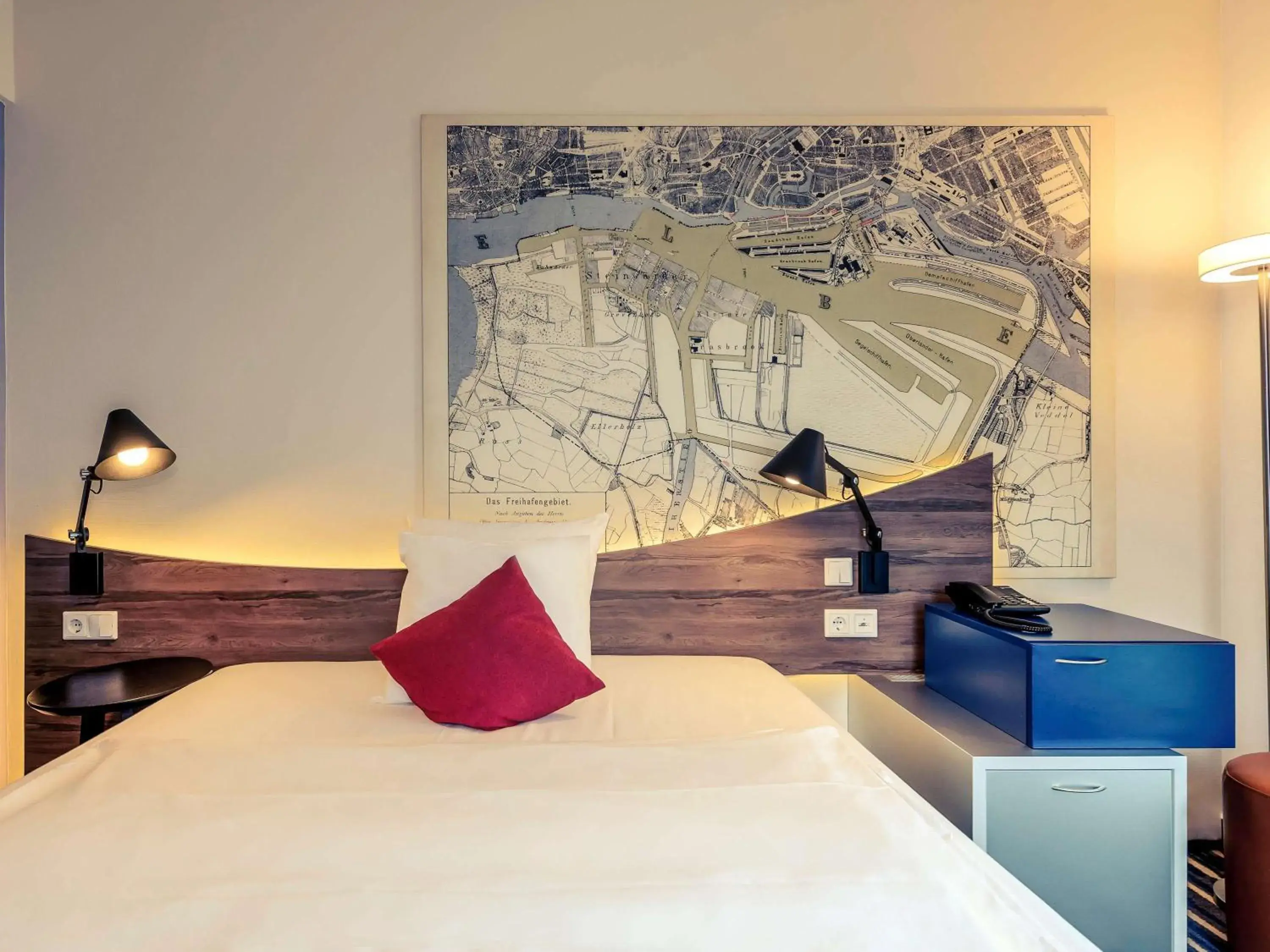 Photo of the whole room, Bed in Mercure Hotel Hamburg Mitte Photo of the whole room, Bed in Mercure Hotel Hamburg Mitte