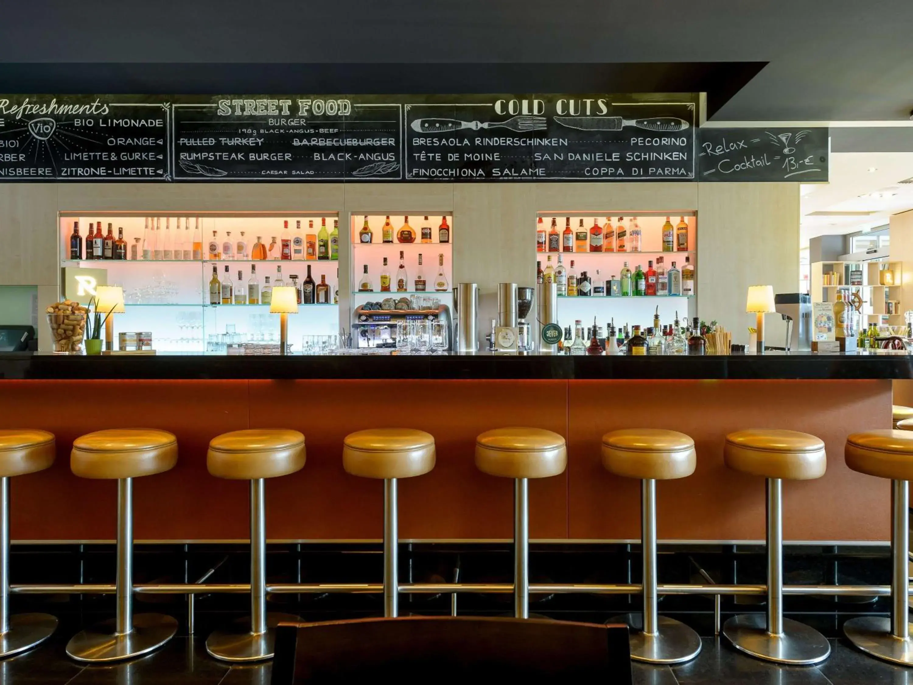 Lounge or bar in Mercure Hotel Hamburg Mitte Lounge or bar in Mercure Hotel Hamburg Mitte