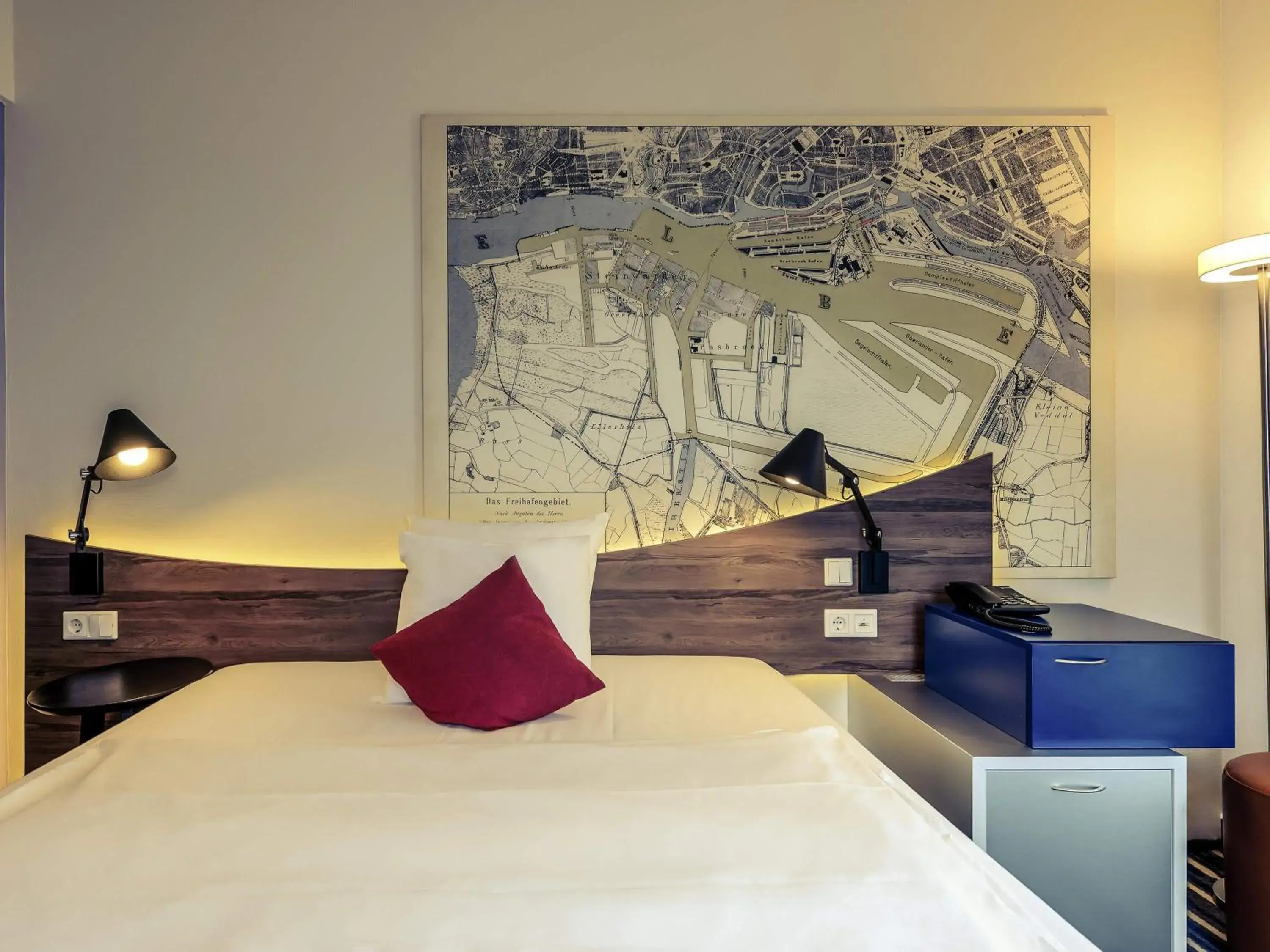 Deluxe Double Room - Courtyard Side in Mercure Hotel Hamburg Mitte Deluxe Double Room - Courtyard Side in Mercure Hotel Hamburg Mitte