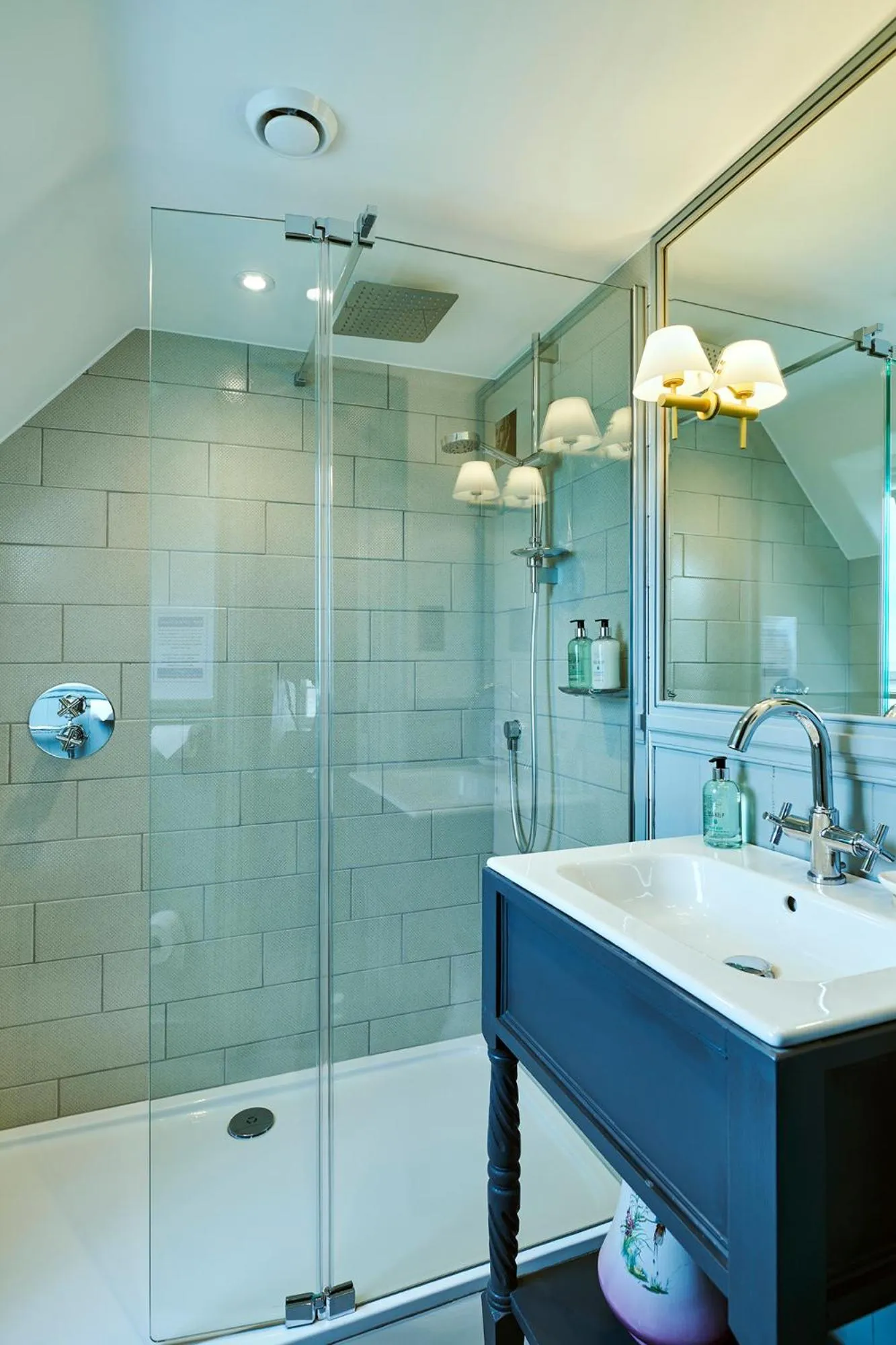 Bathroom in Monkstadt 1745 Restaurant with Rooms