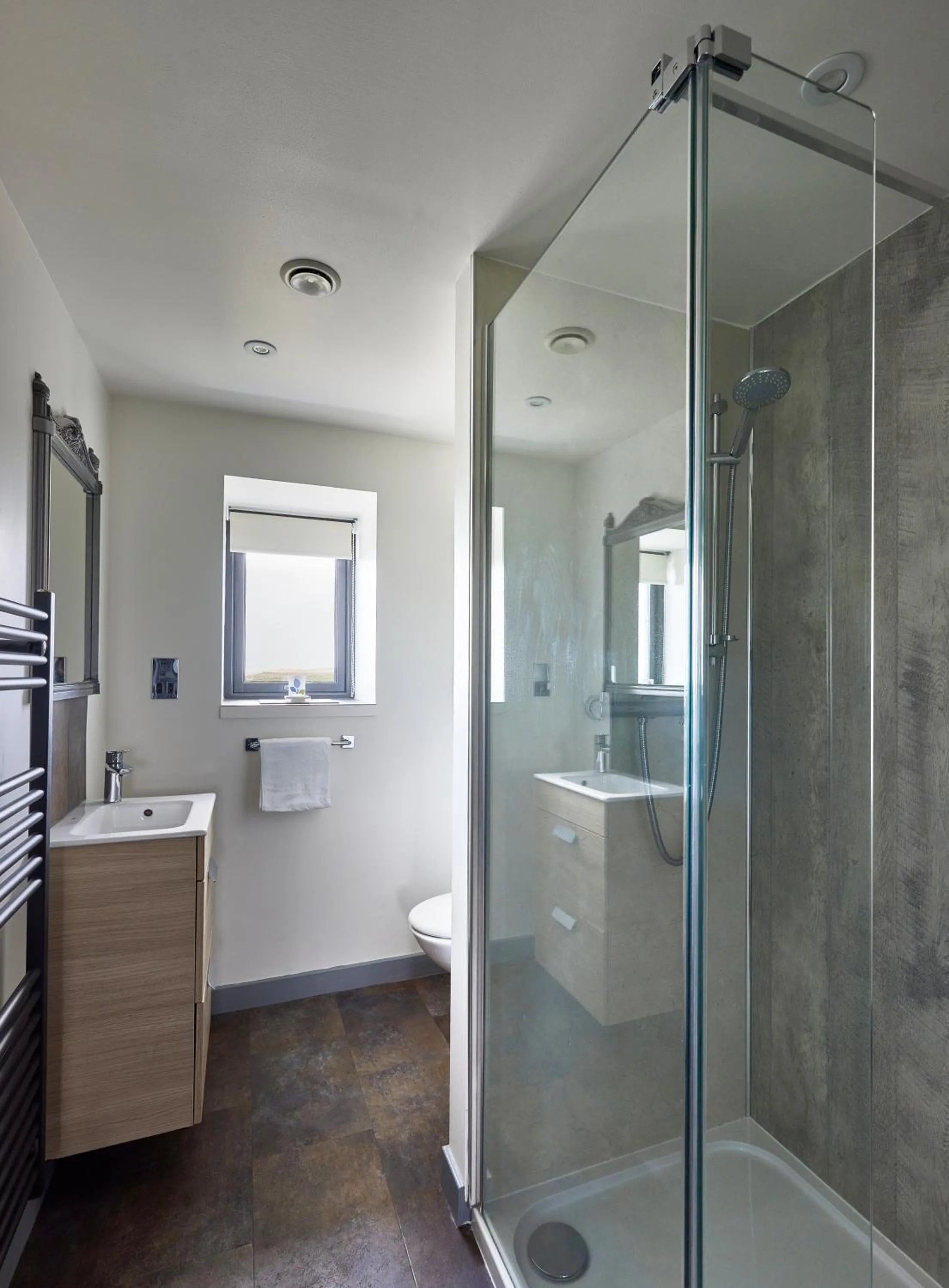 Shower in Monkstadt 1745 Restaurant with Rooms