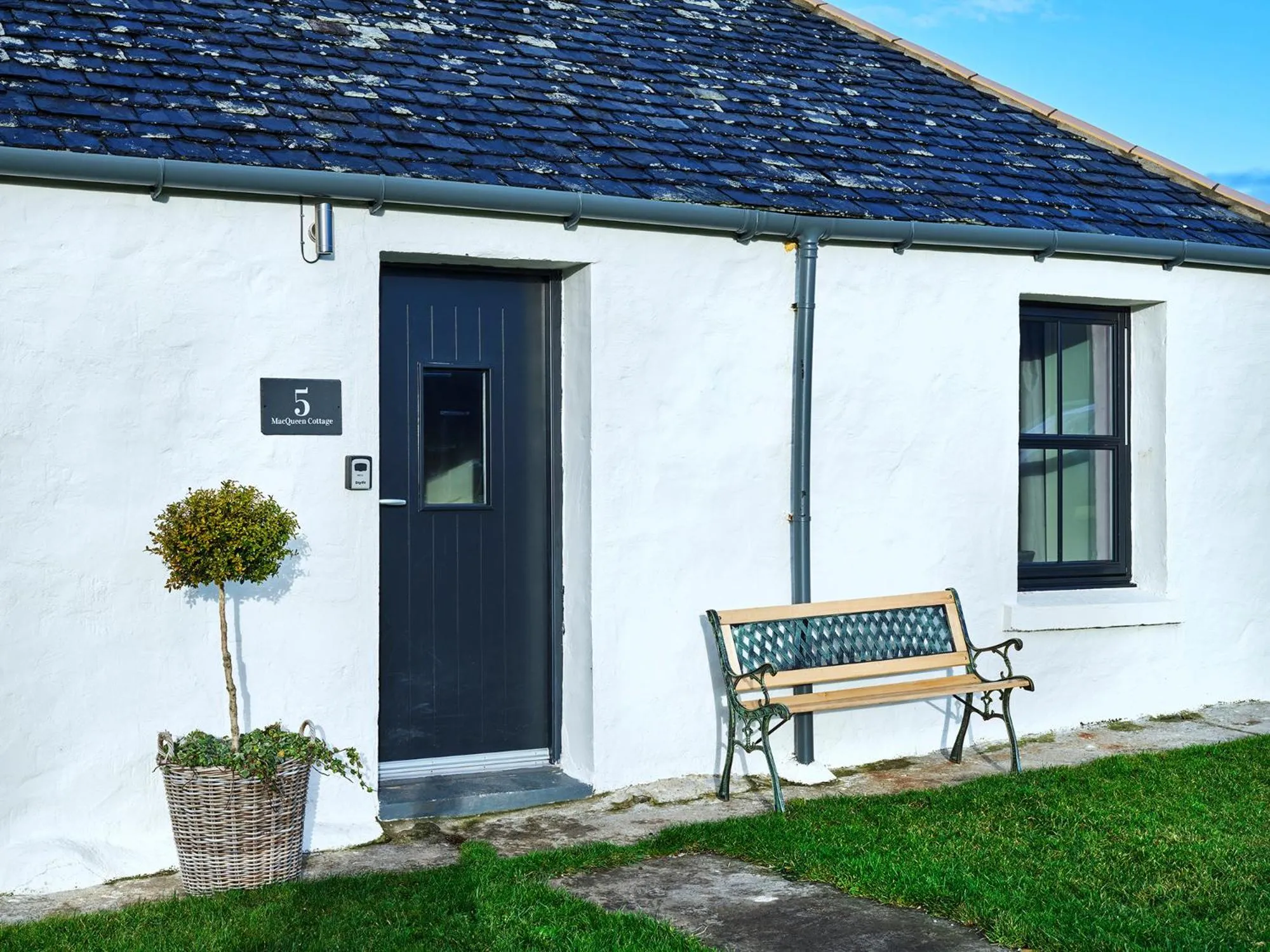 Property building in Monkstadt 1745 Restaurant with Rooms