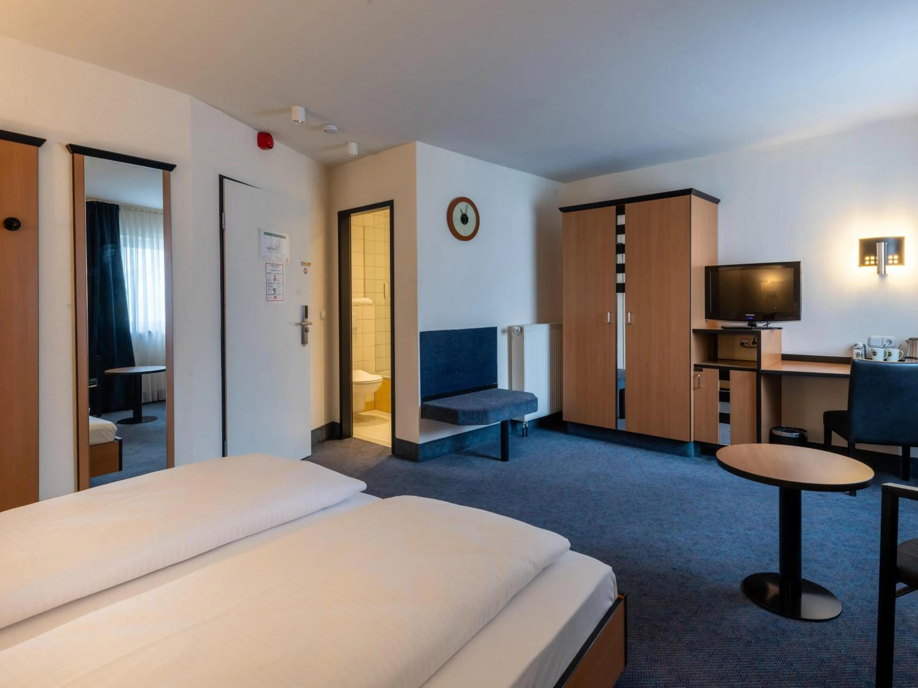 Photo of the whole room, Bed in Best Western Hotel de Ville