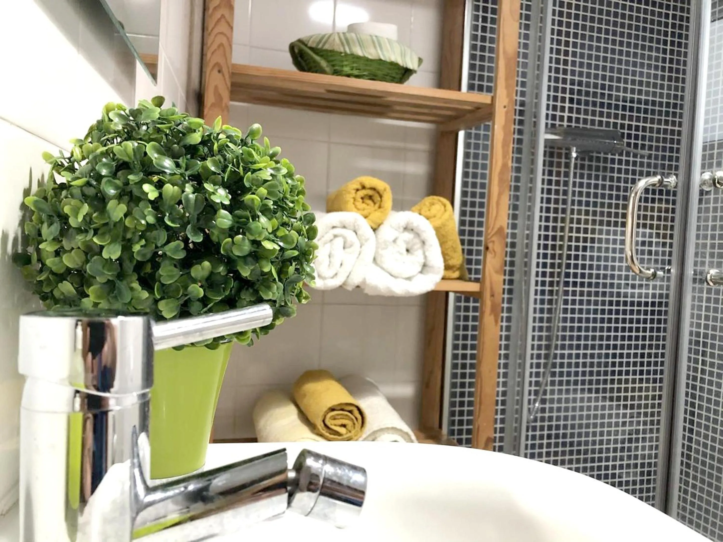 Bathroom in Comfortable House in Ribeira Grande, Pleasant Garden