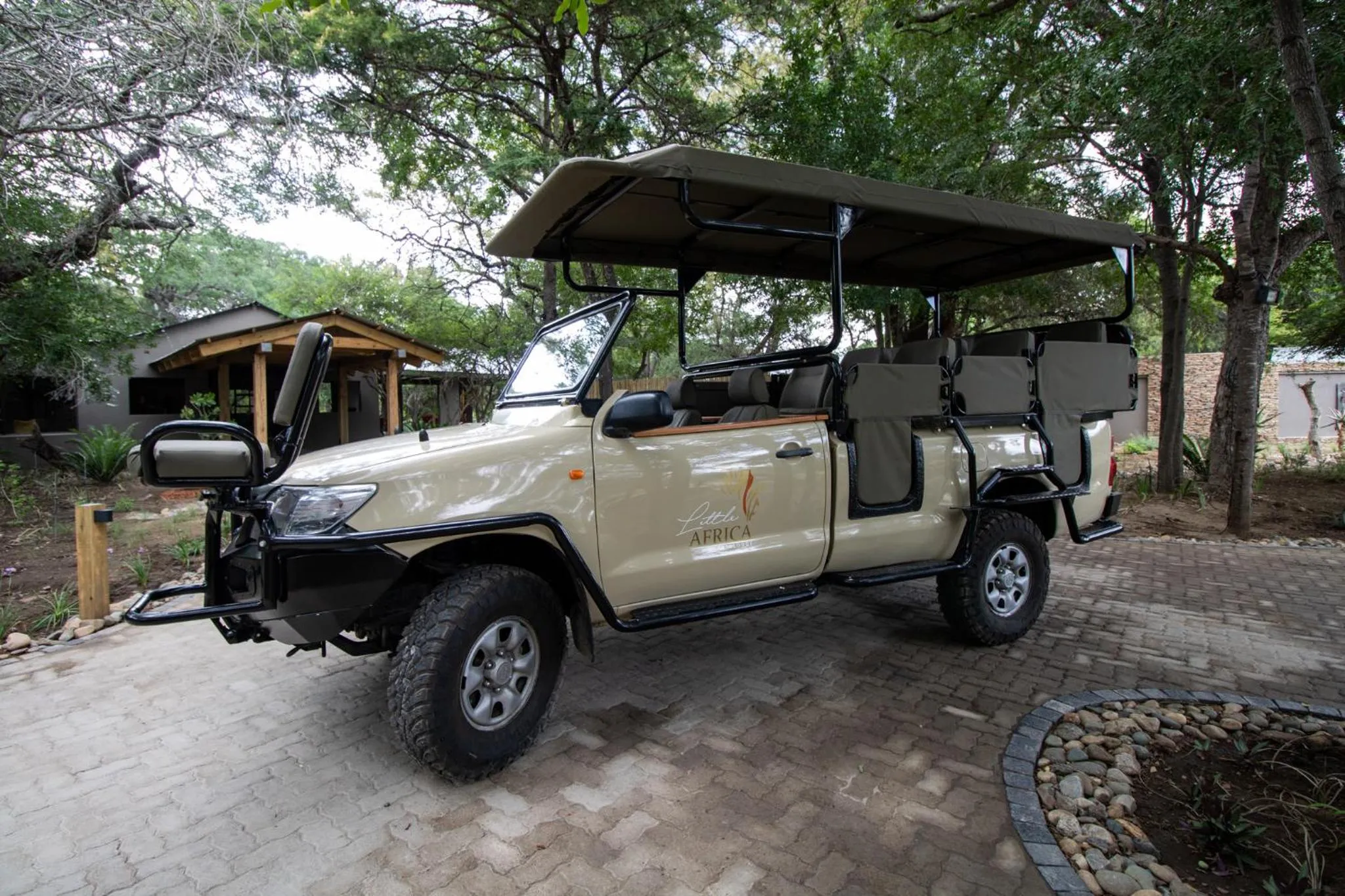 VIP in Little Africa Safari Lodge