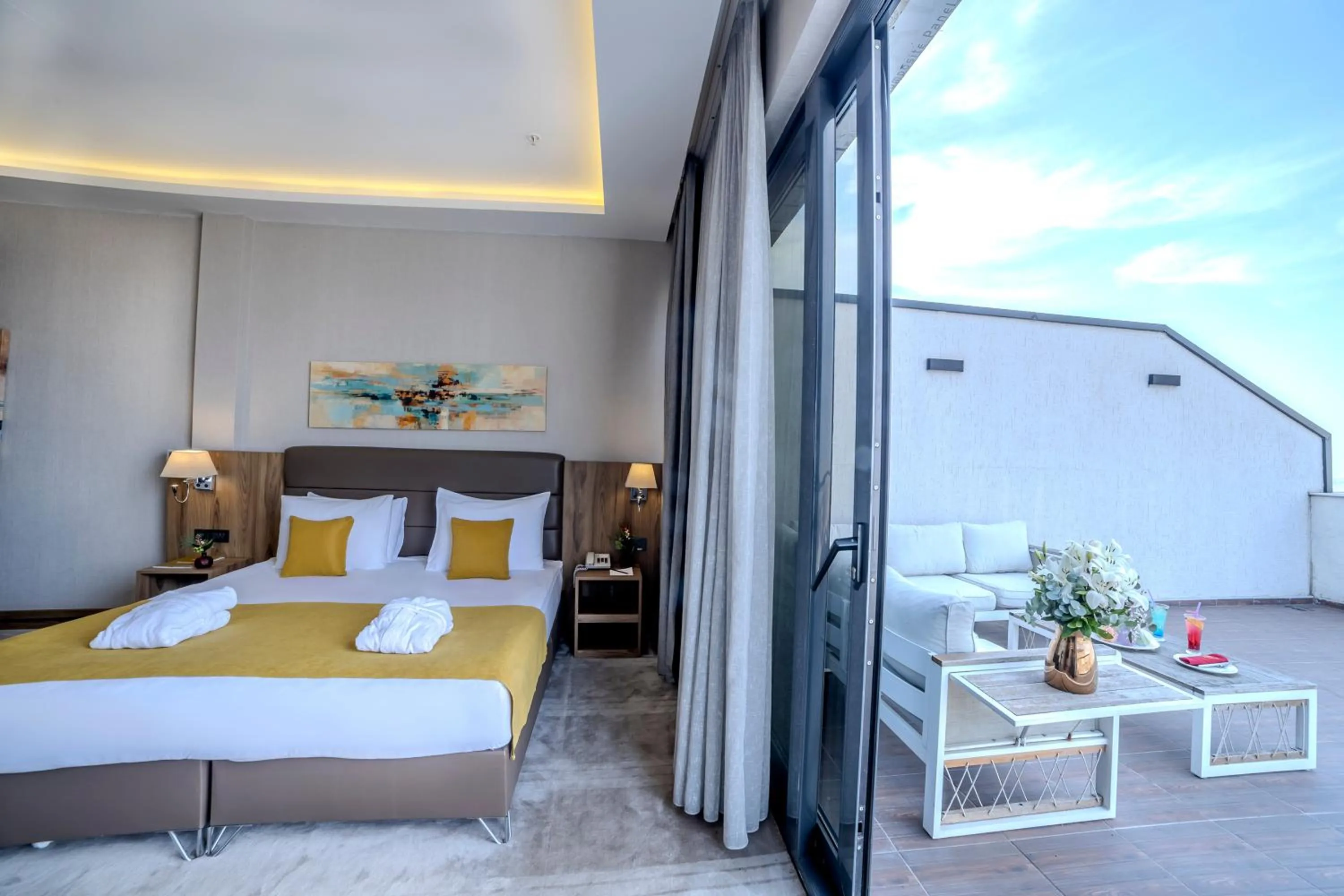 Balcony/Terrace, Bed in Royal Termal Hotel