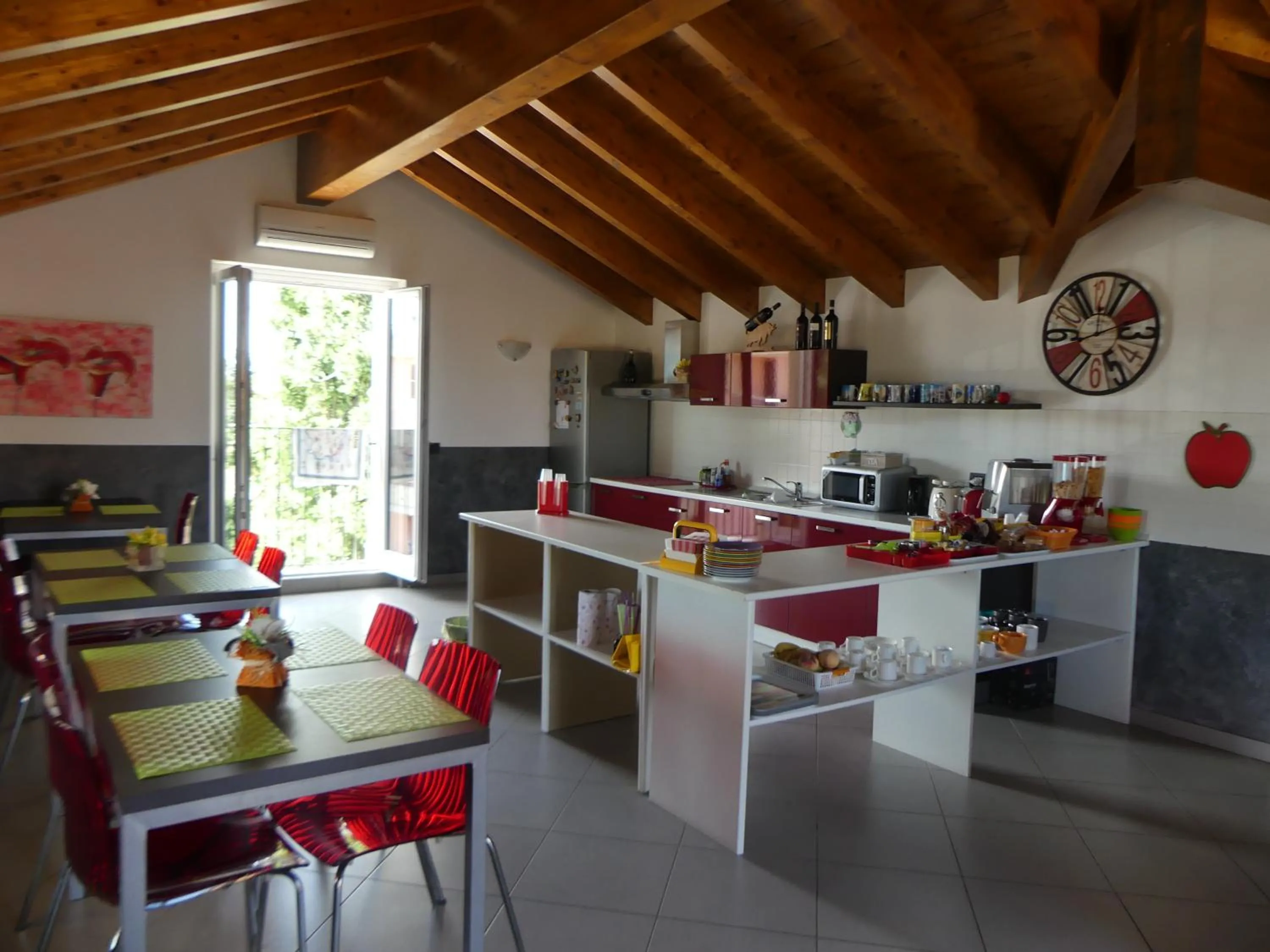 Communal kitchen in I Fiori di Malpensa