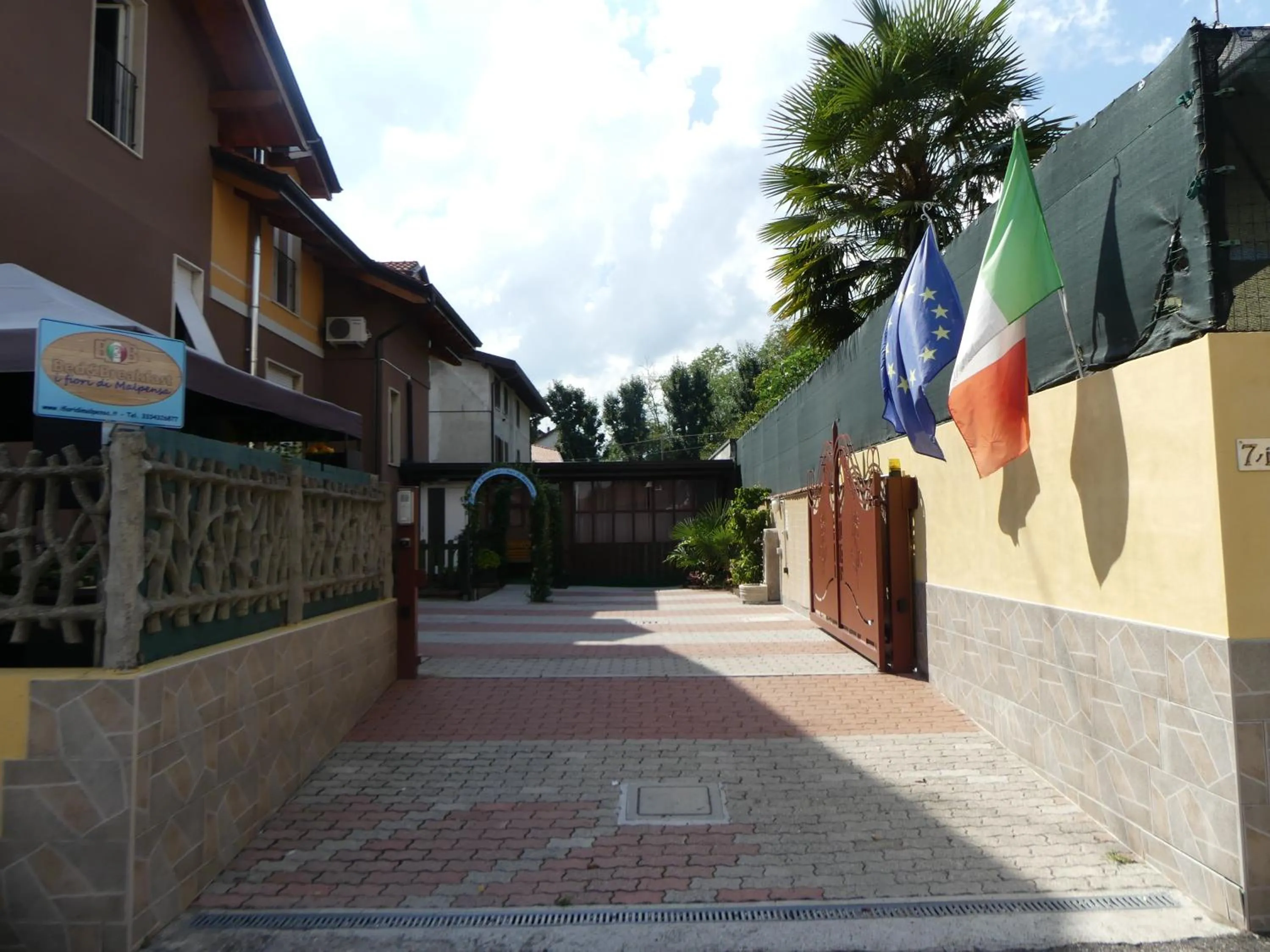 Facade/entrance in I Fiori di Malpensa