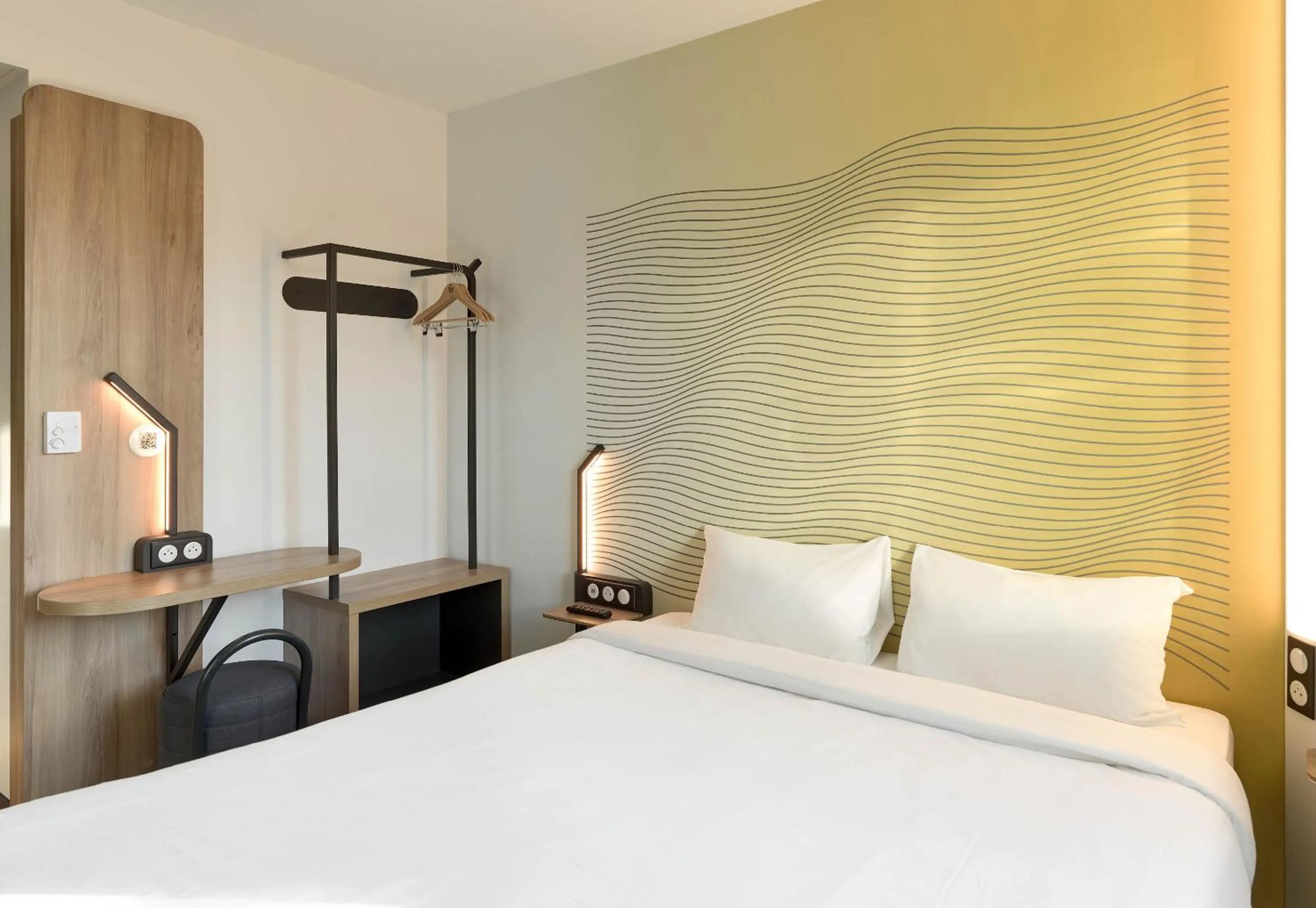 Bedroom, Bed in B&B HOTEL Paris Meudon Vélizy