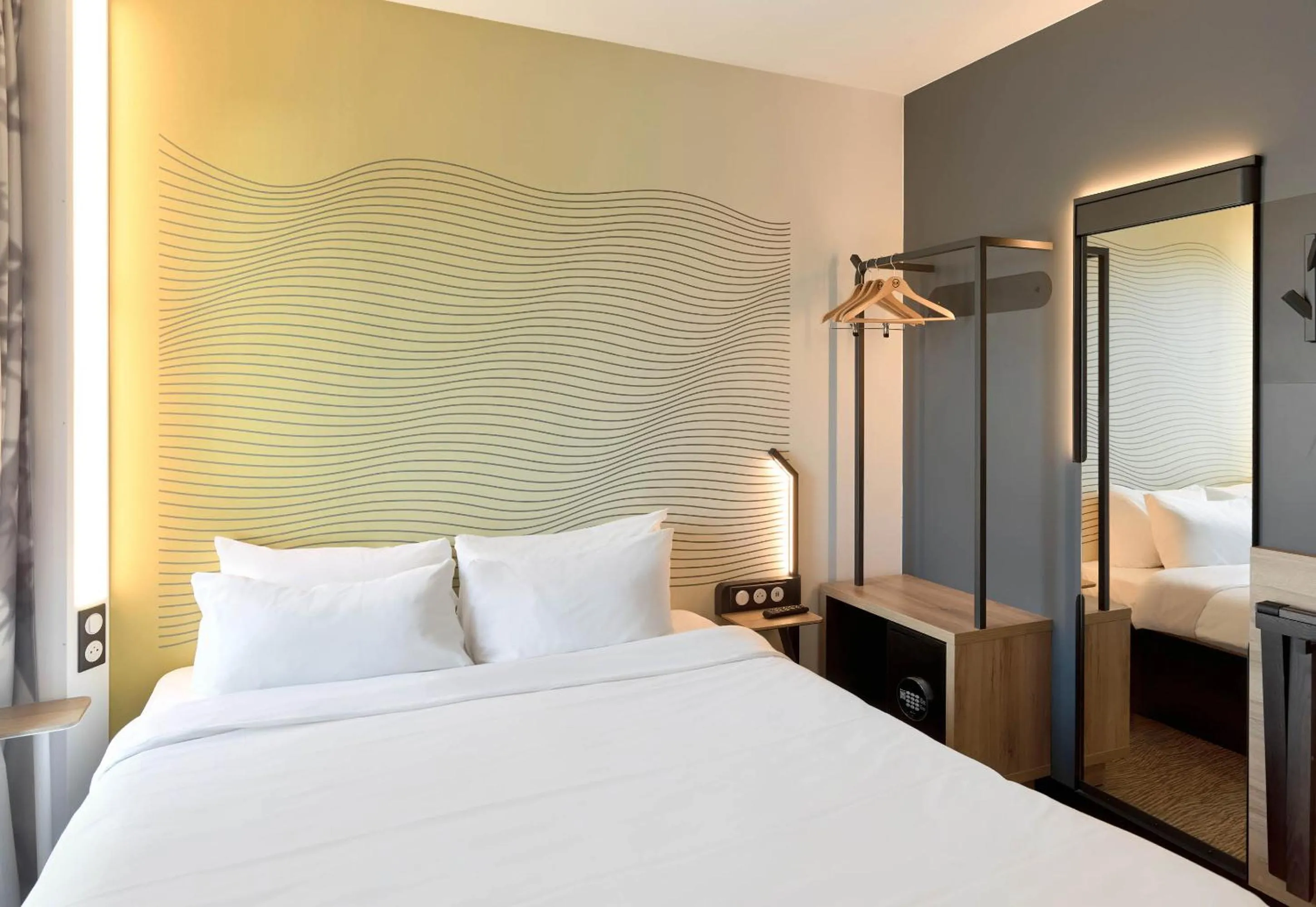 Bedroom, Bed in B&B HOTEL Paris Meudon Vélizy