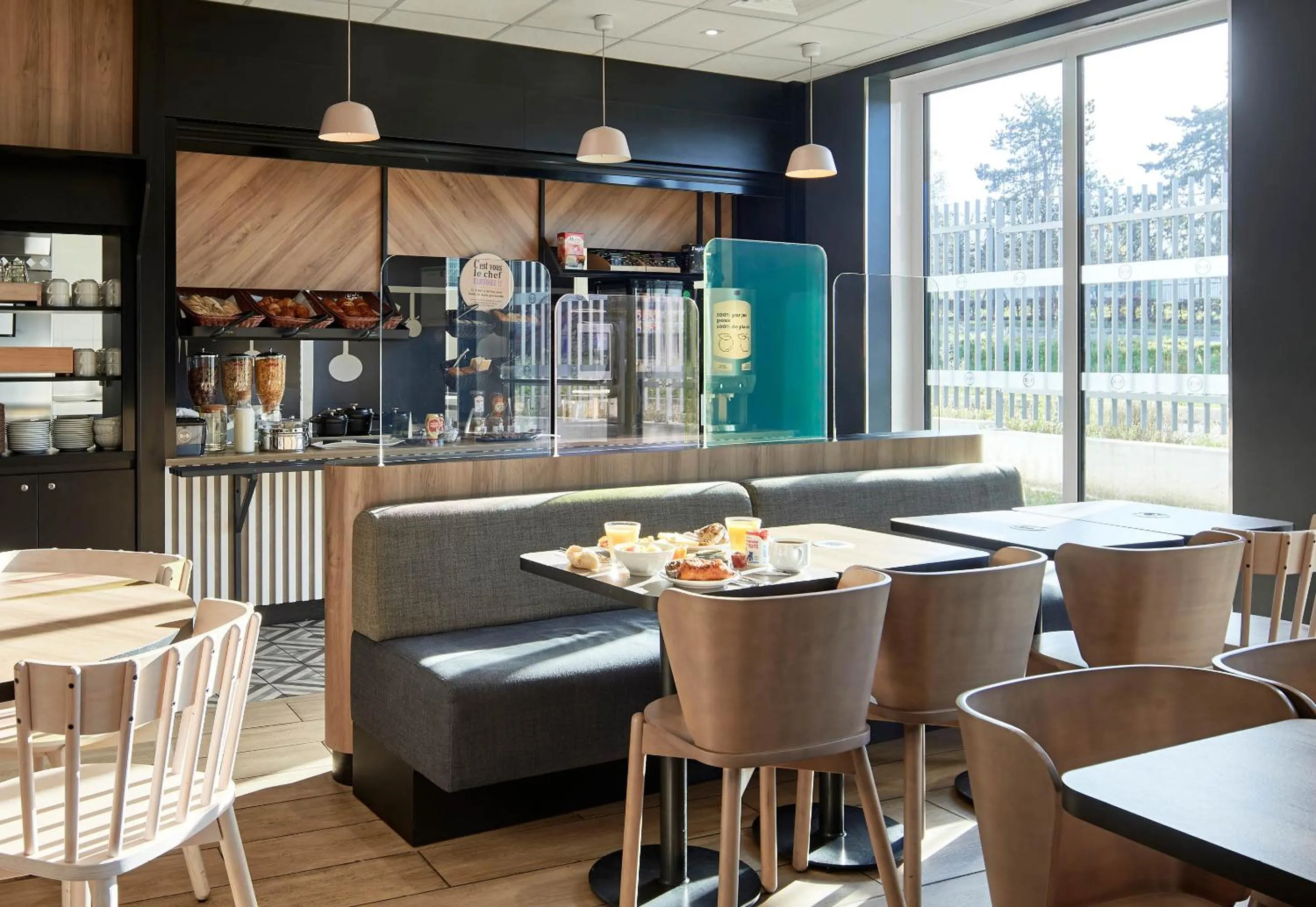 Restaurant/places to eat in B&B HOTEL Saint-Denis Porte de Paris