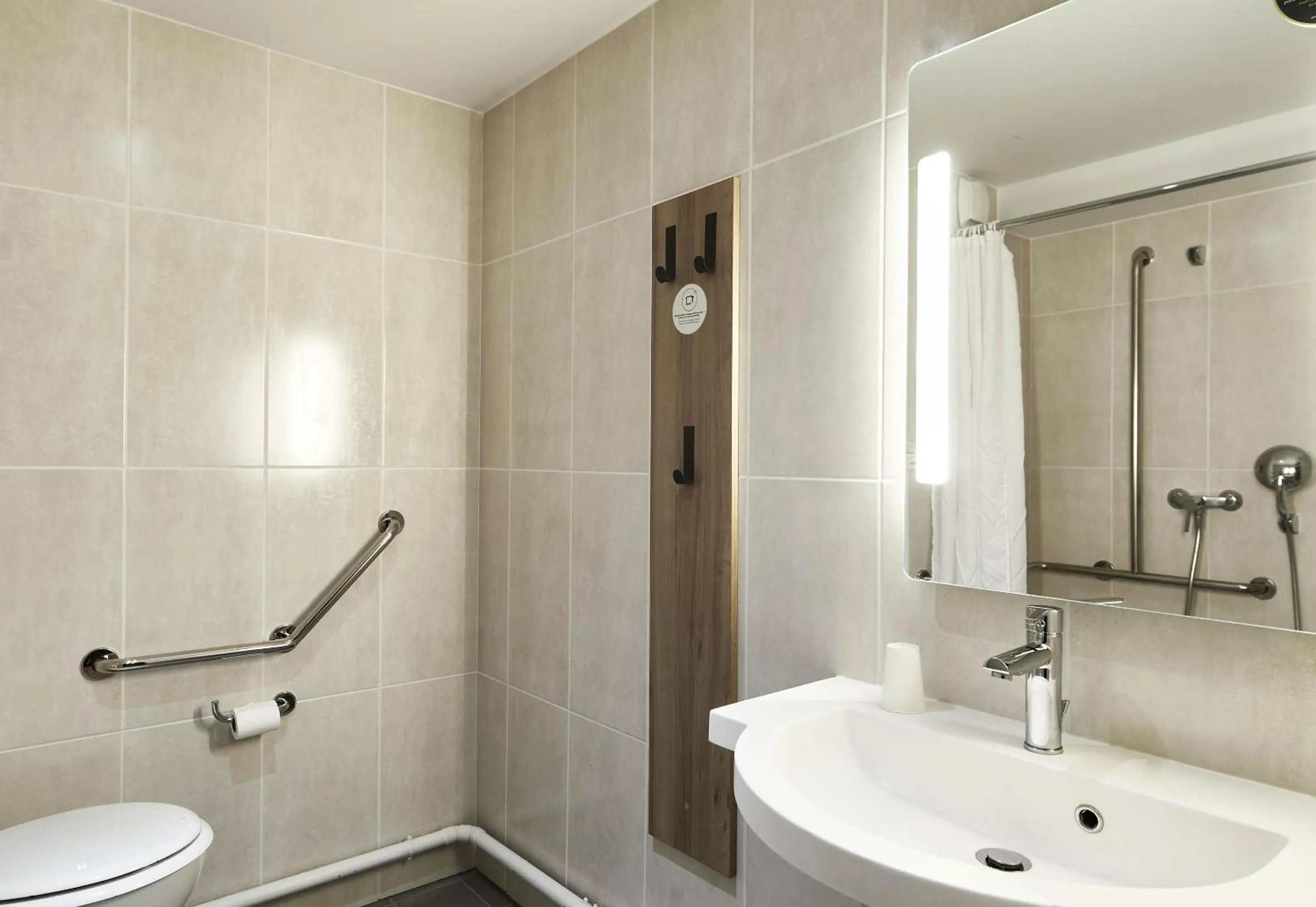 Bathroom in B&B HOTEL Saint-Denis Porte de Paris