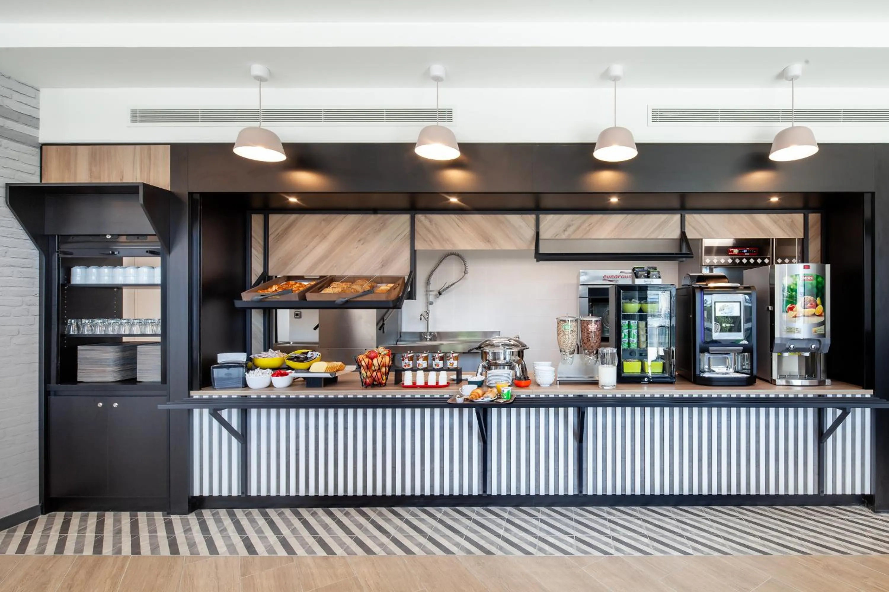 Buffet breakfast in B&B HOTEL Paris Porte de Bagnolet