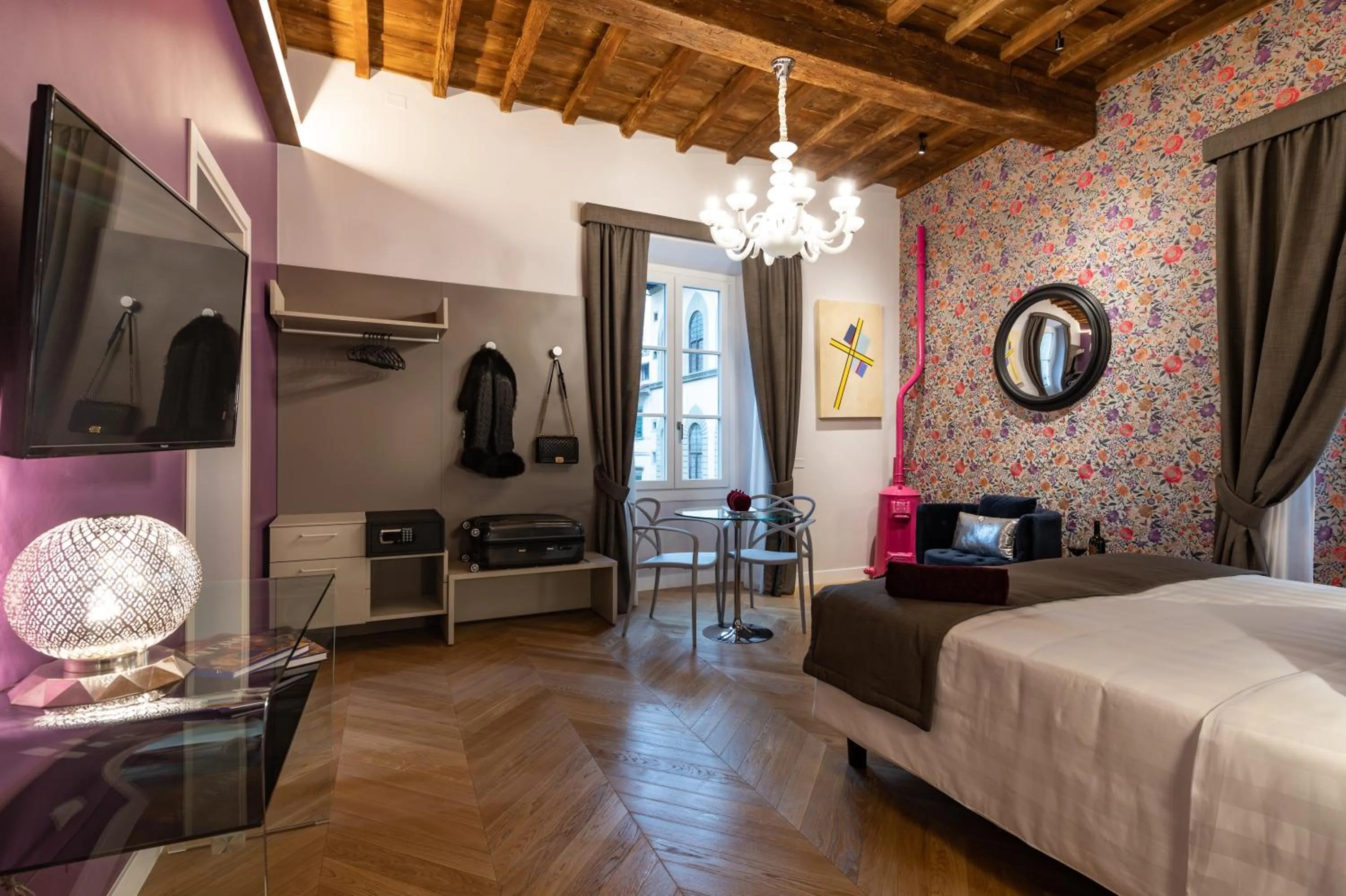 Photo of the whole room, Bed in Kairos by Florence Art Apartments