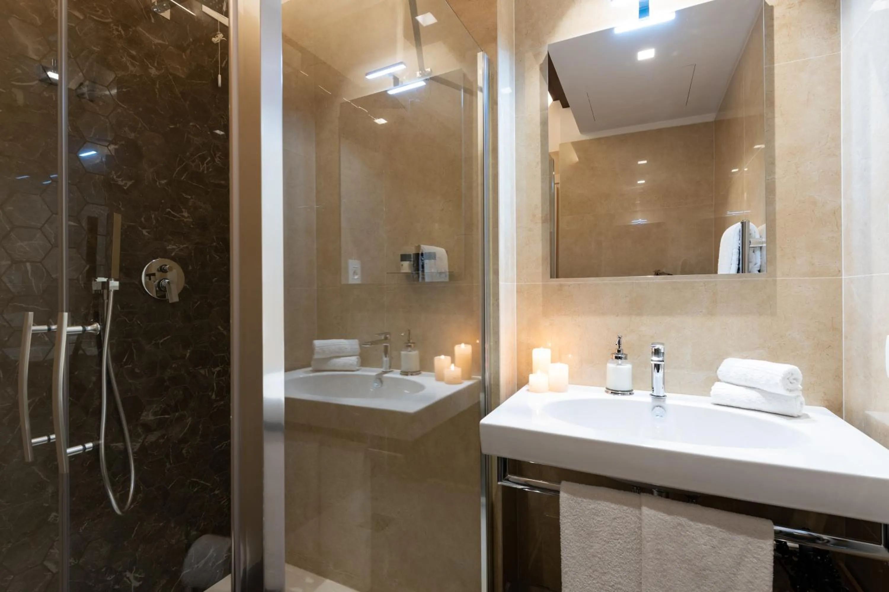 Shower in Kairos by Florence Art Apartments