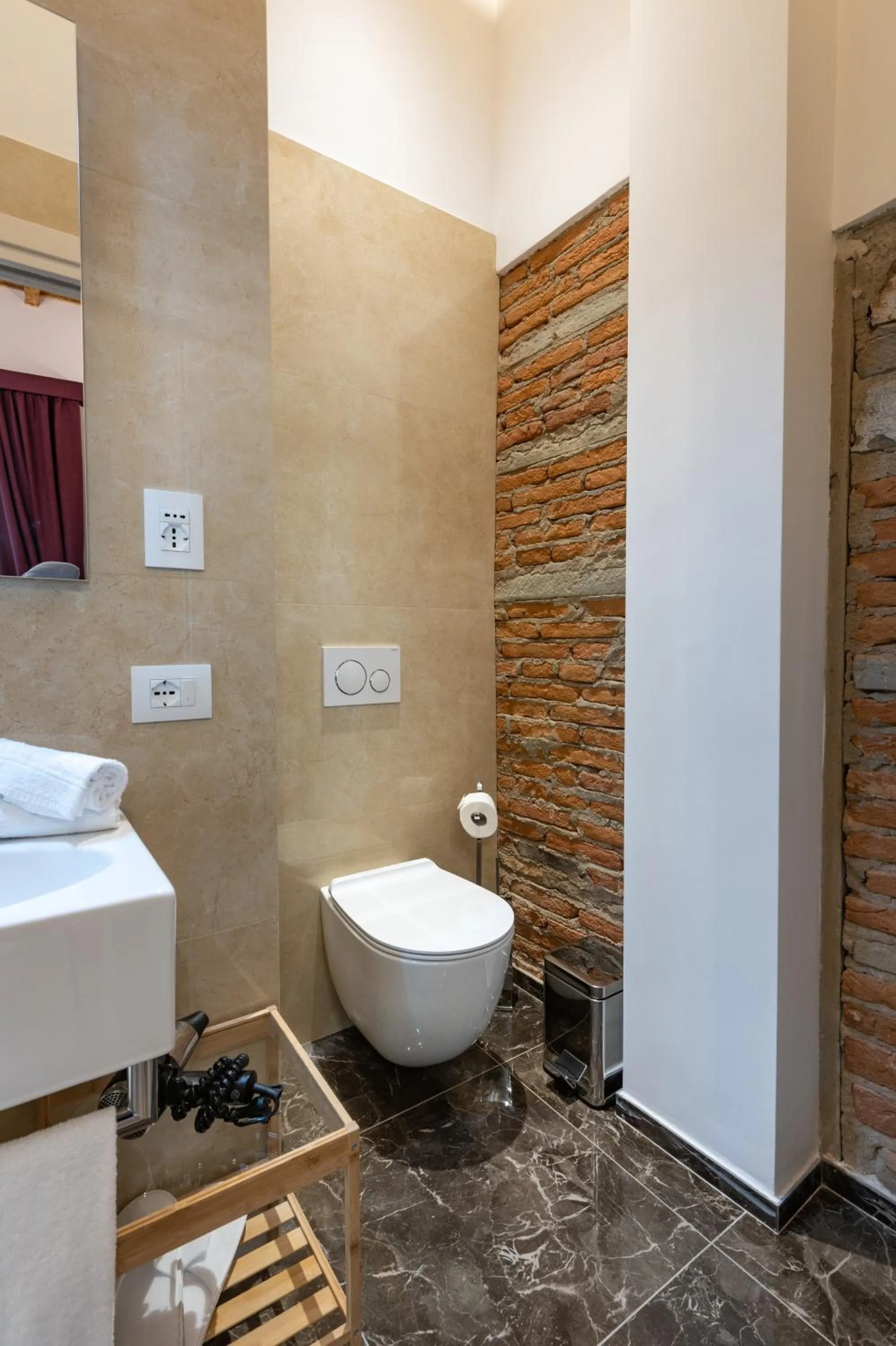 Toilet in Kairos by Florence Art Apartments