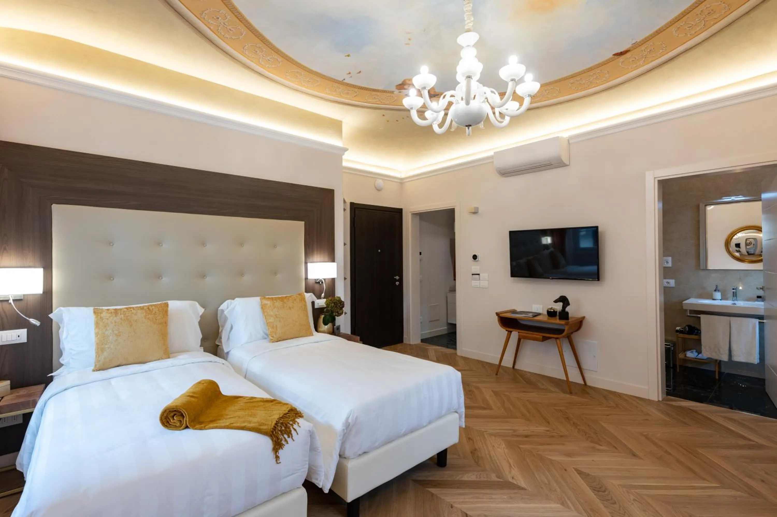 Photo of the whole room, Bed in Kairos by Florence Art Apartments