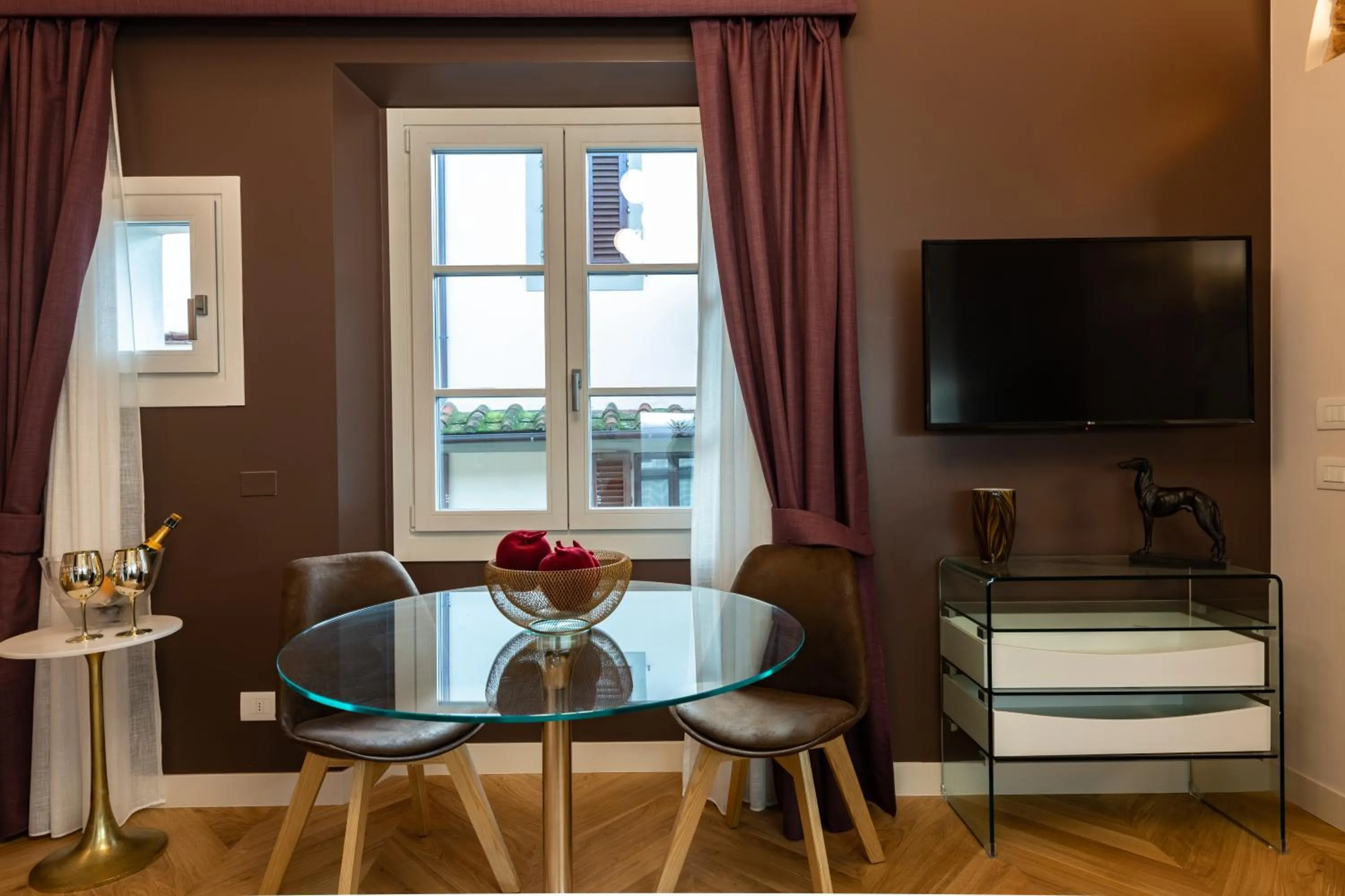 Dining area in Kairos by Florence Art Apartments