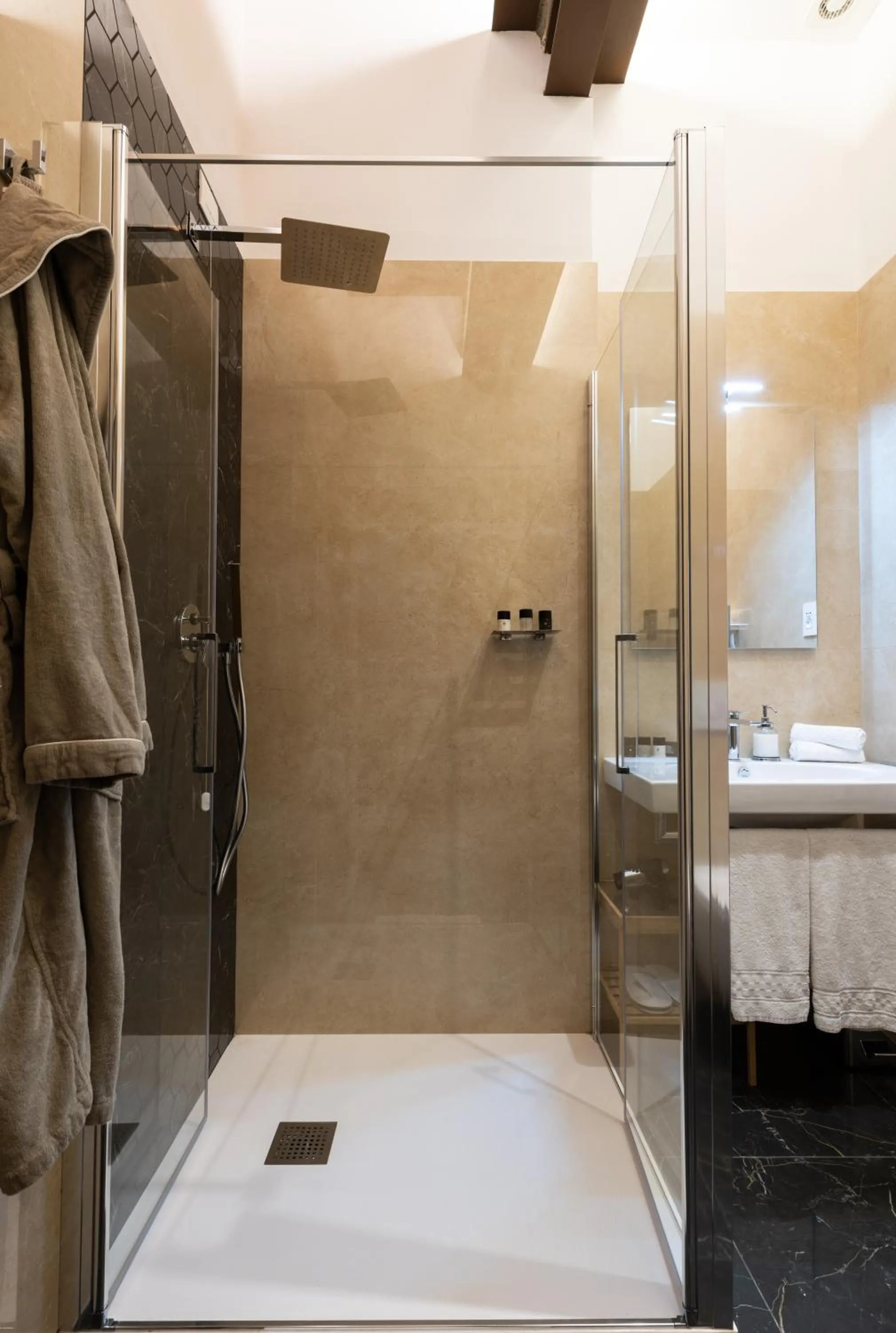 Shower in Kairos by Florence Art Apartments