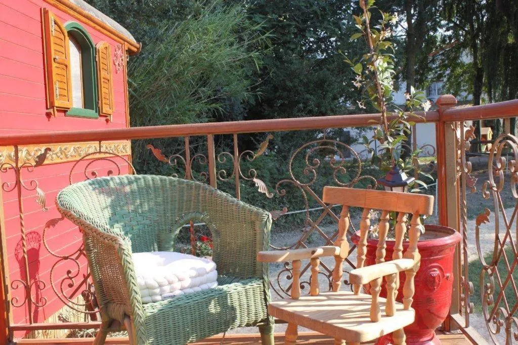 Balcony/Terrace in La roulotte "Les Saintes"