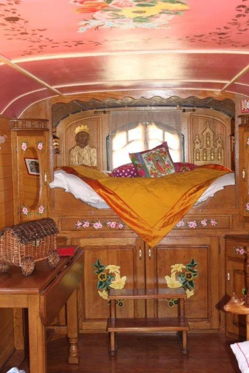 Bed in La roulotte "Les Saintes"