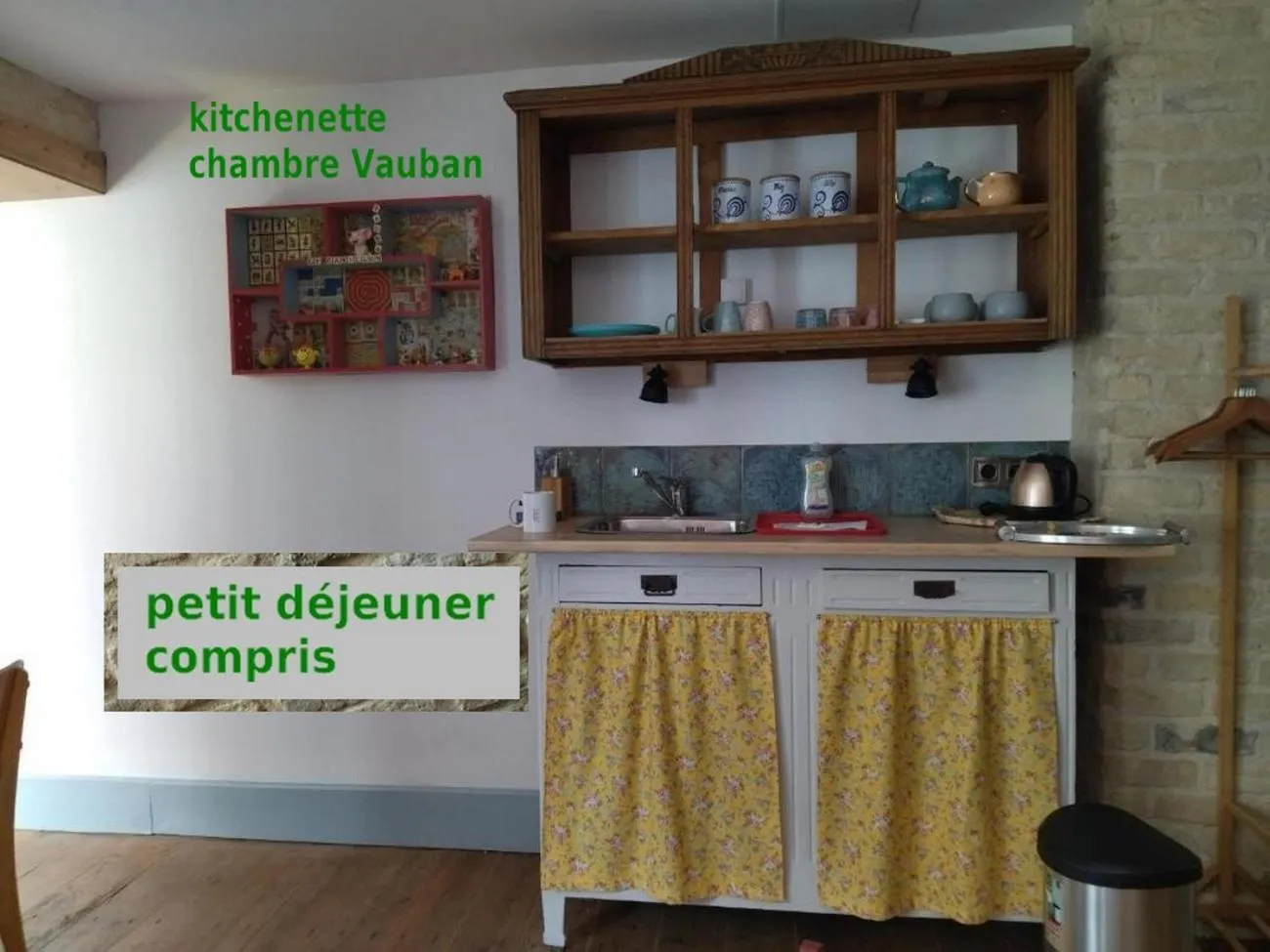 Kitchen or kitchenette in chambres d'hôtes Le Carillon