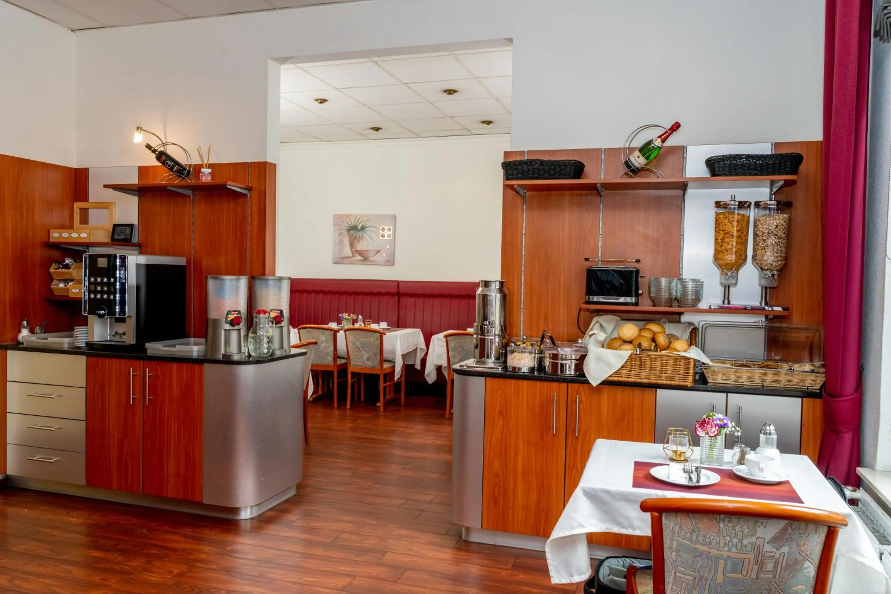 Restaurant/places to eat in Hotel Lumen am Hauptbahnhof