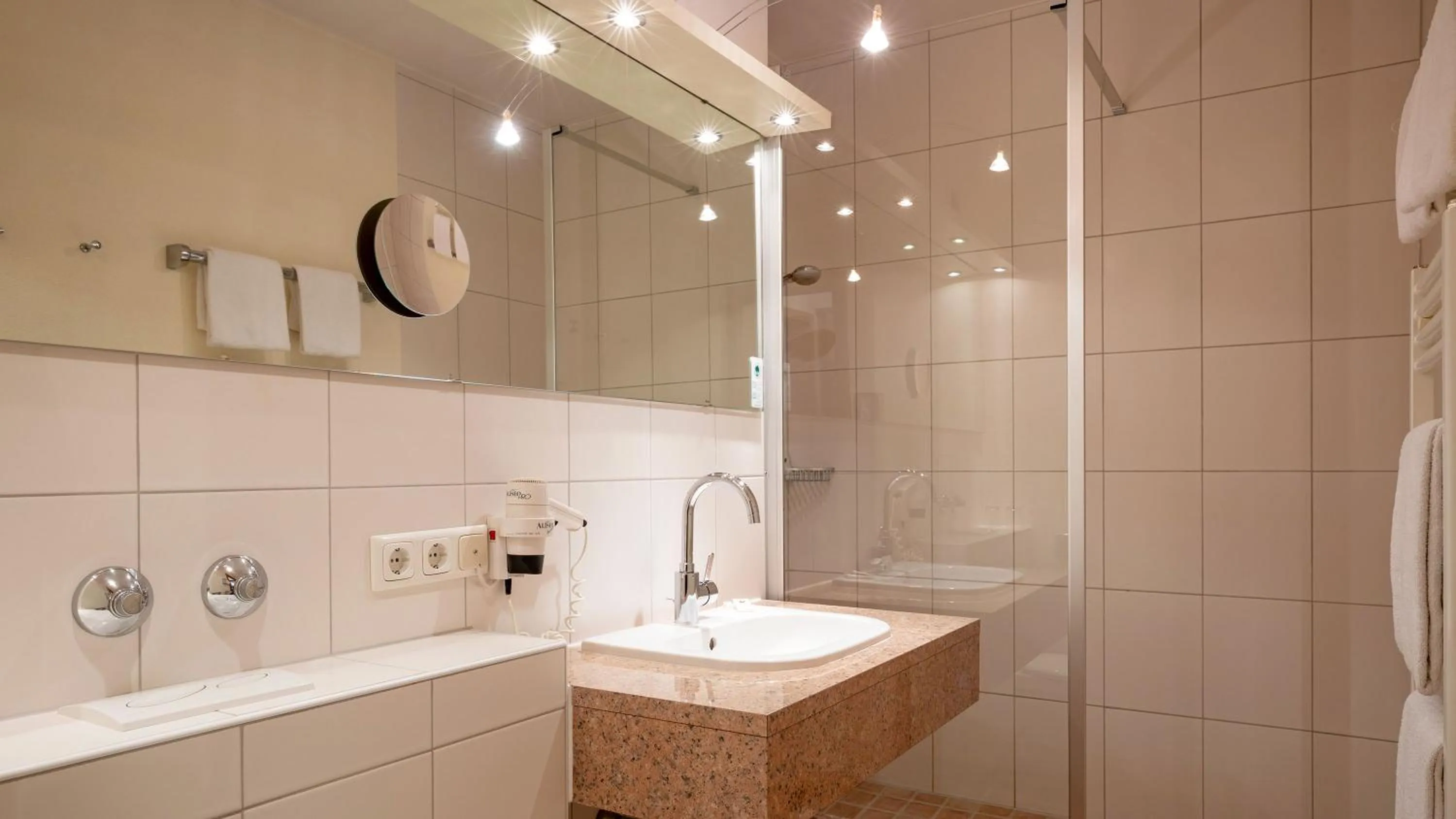 Shower in Das Wiesgauer - Alpenhotel Inzell