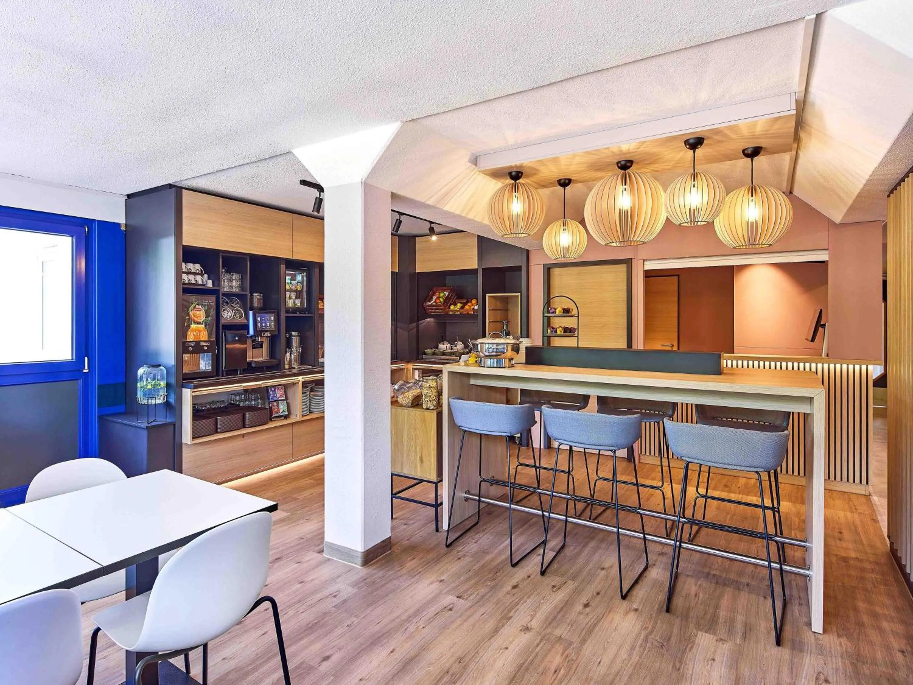 Lobby or reception in B&B HOTEL Dortmund-Airport