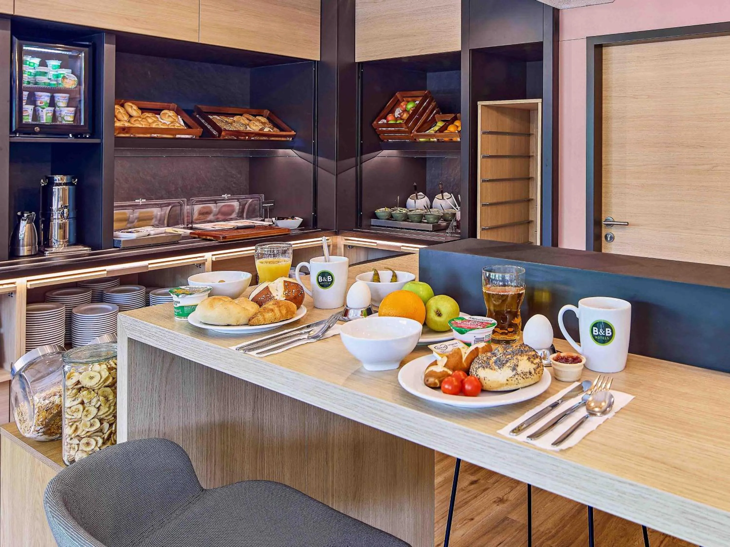 Restaurant/places to eat in B&B HOTEL Dortmund-Airport