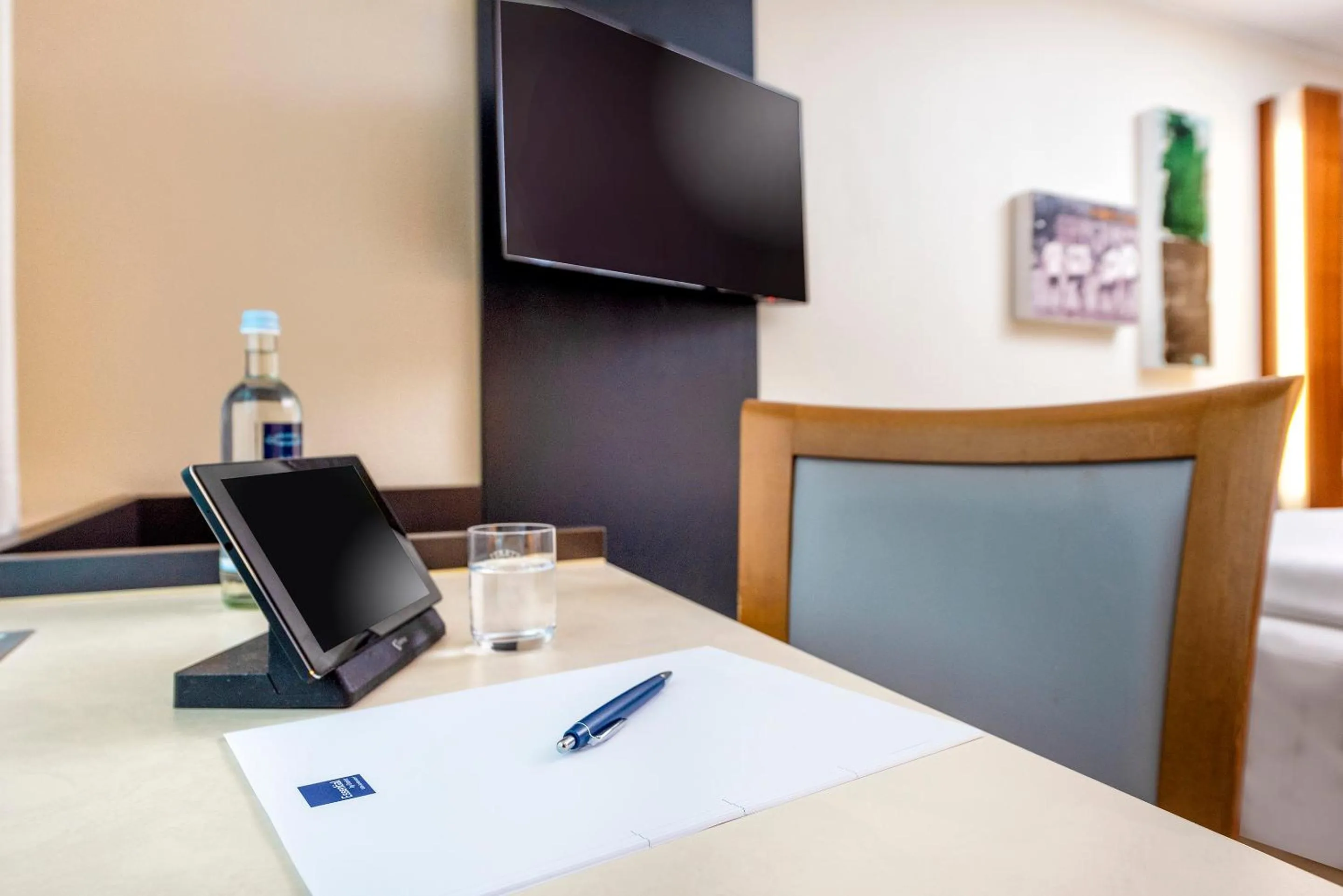 Photo of the whole room, Bed in Essential by Dorint Köln-Junkersdorf