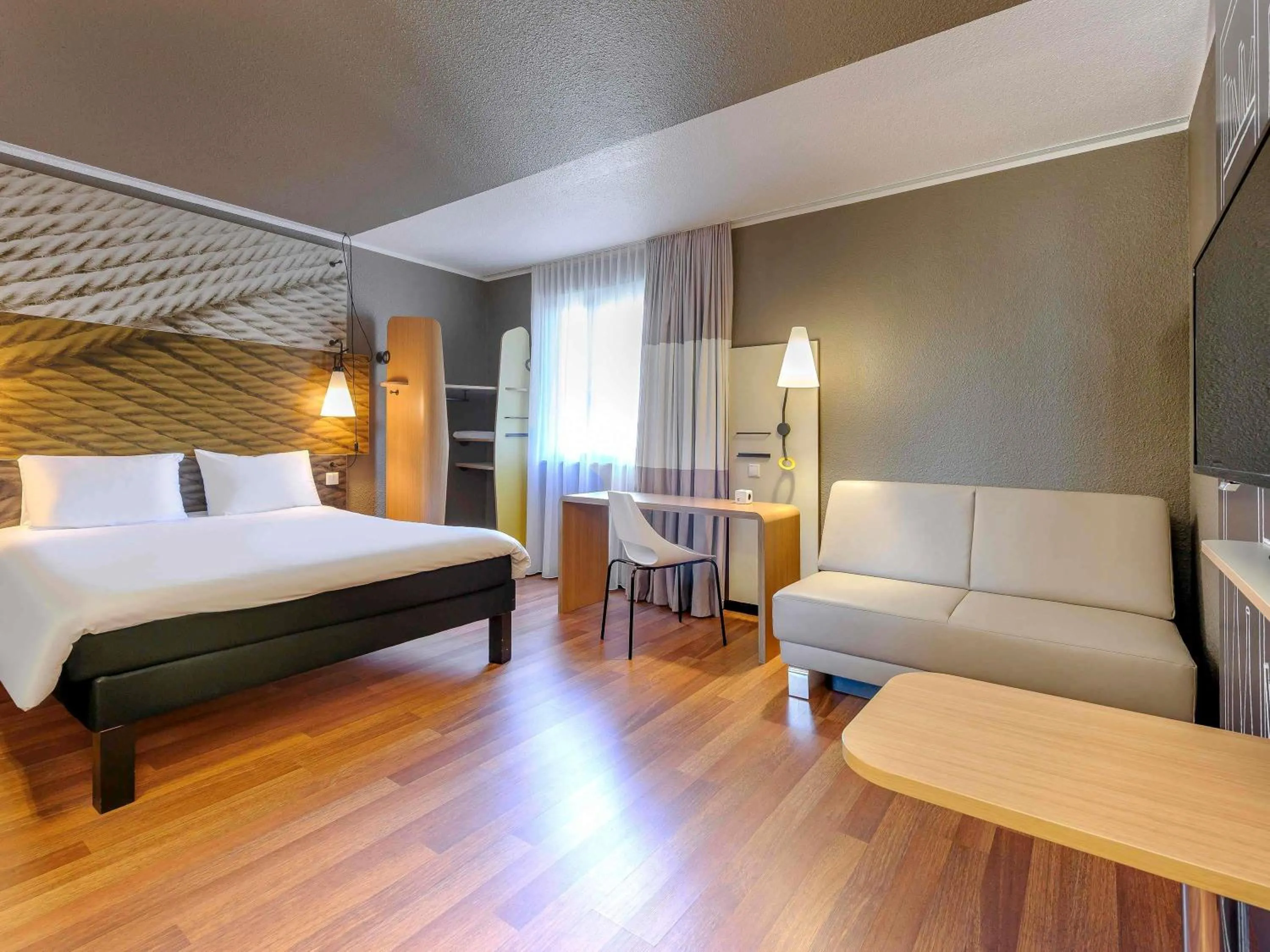 Bedroom, Bed in ibis Berlin Mitte