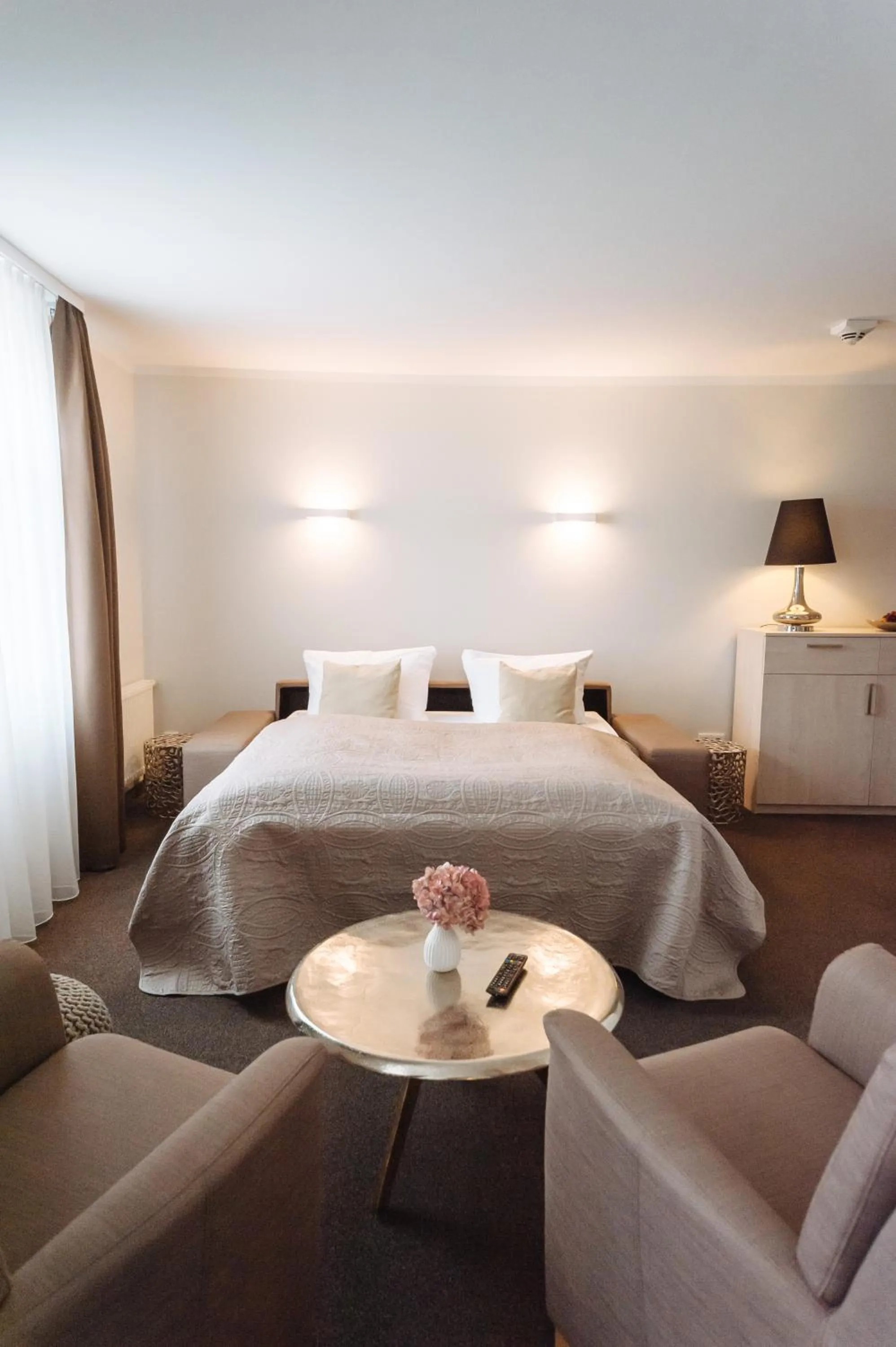 Living room, Bed in Landhotel Potsdam