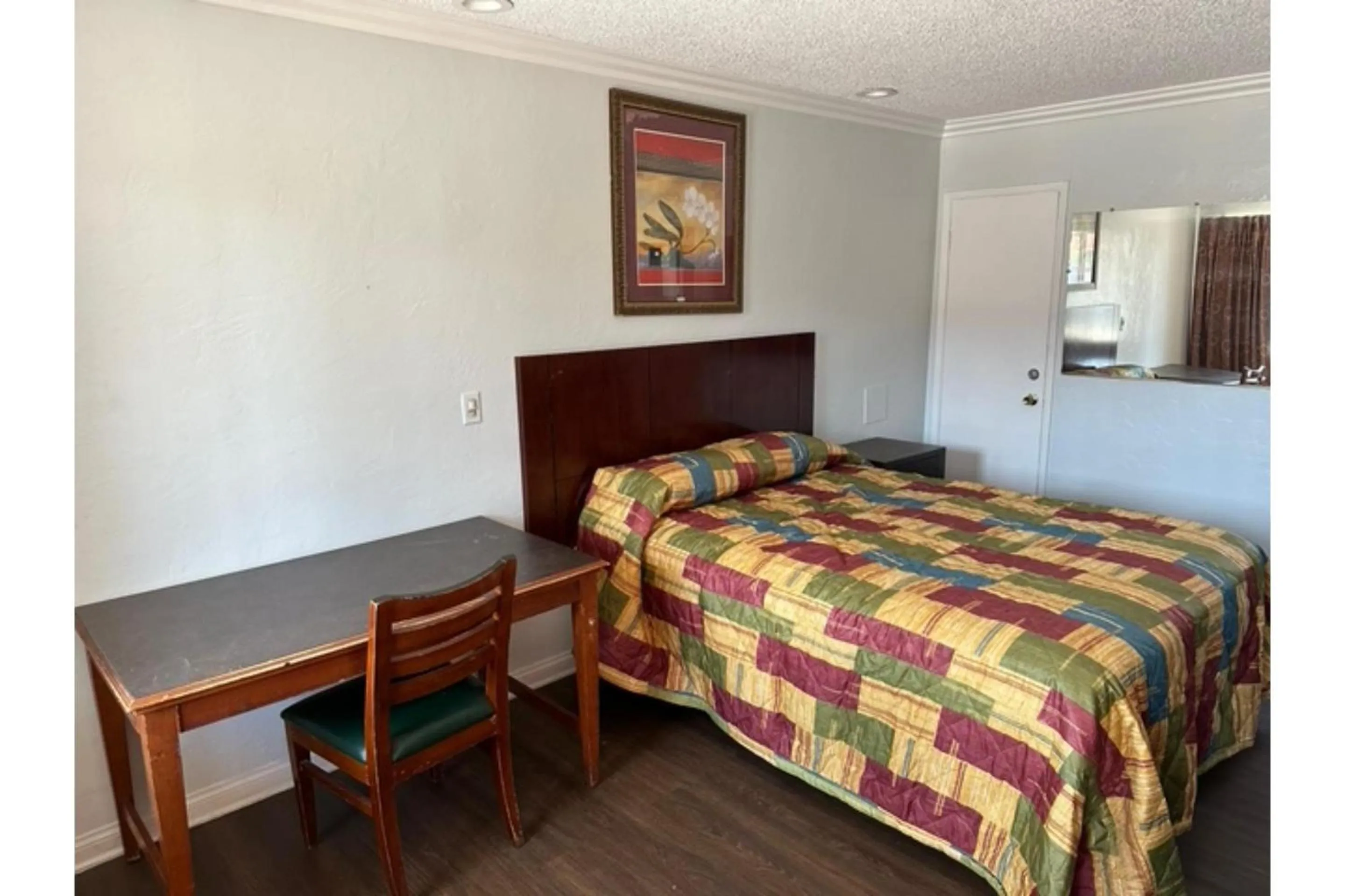 Bedroom in Heritage Inn
