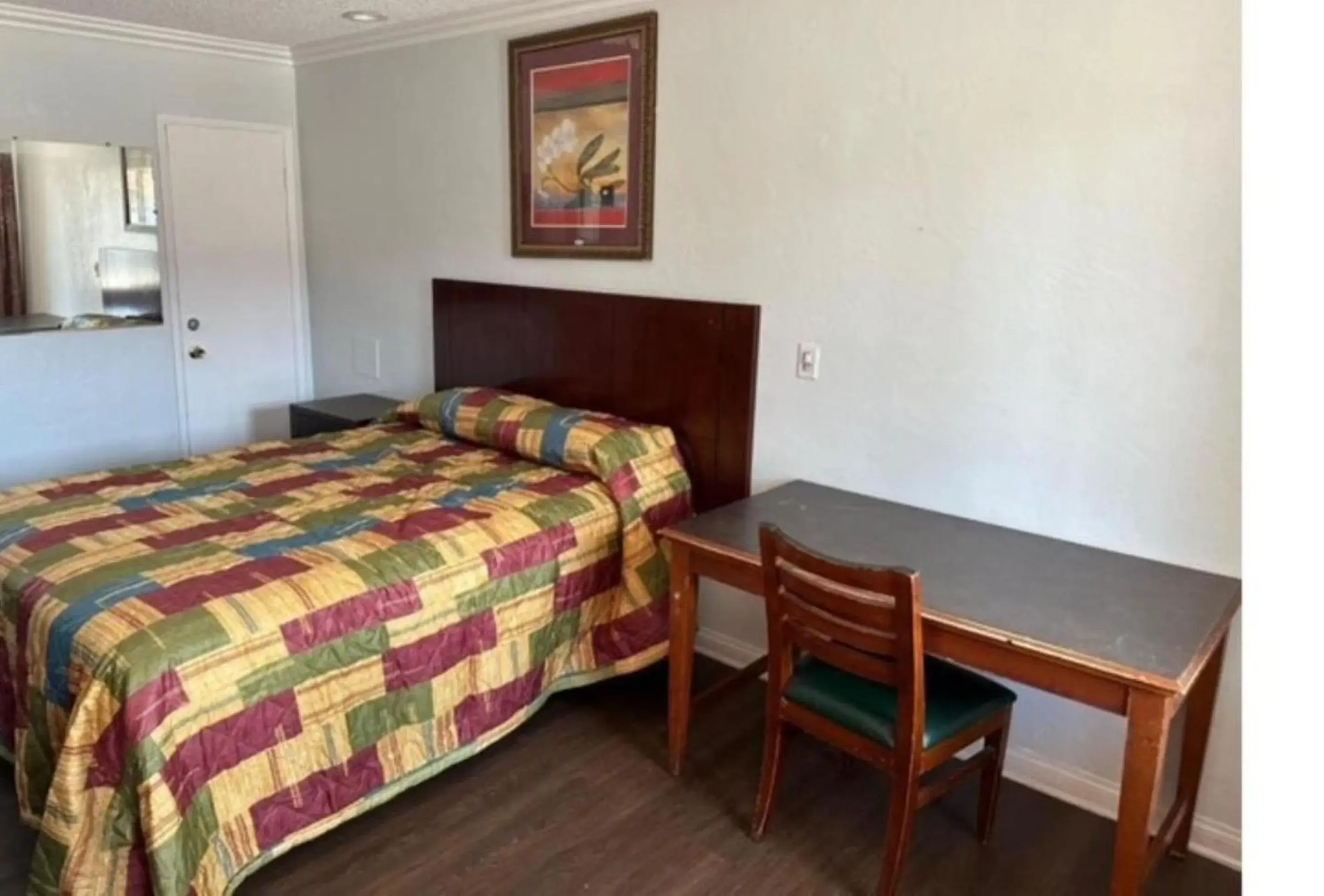 Queen Room in Heritage Inn Queen Room in Heritage Inn