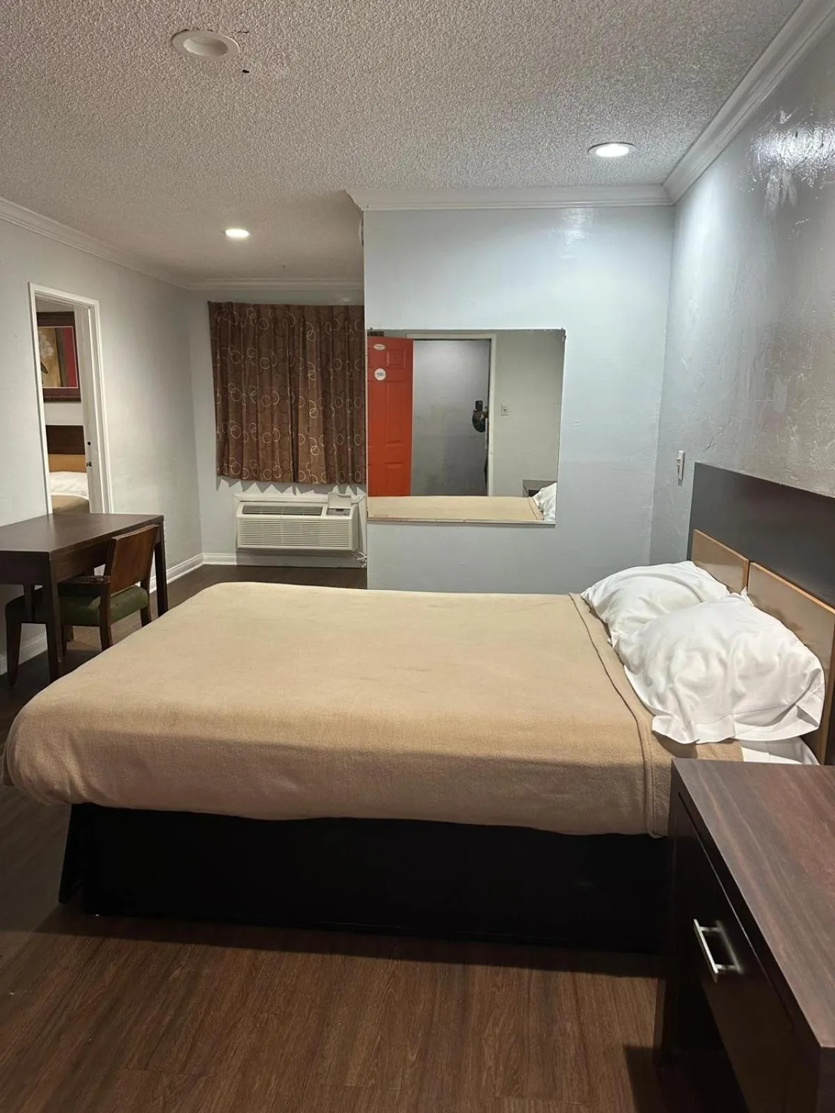 Bedroom in Heritage Inn