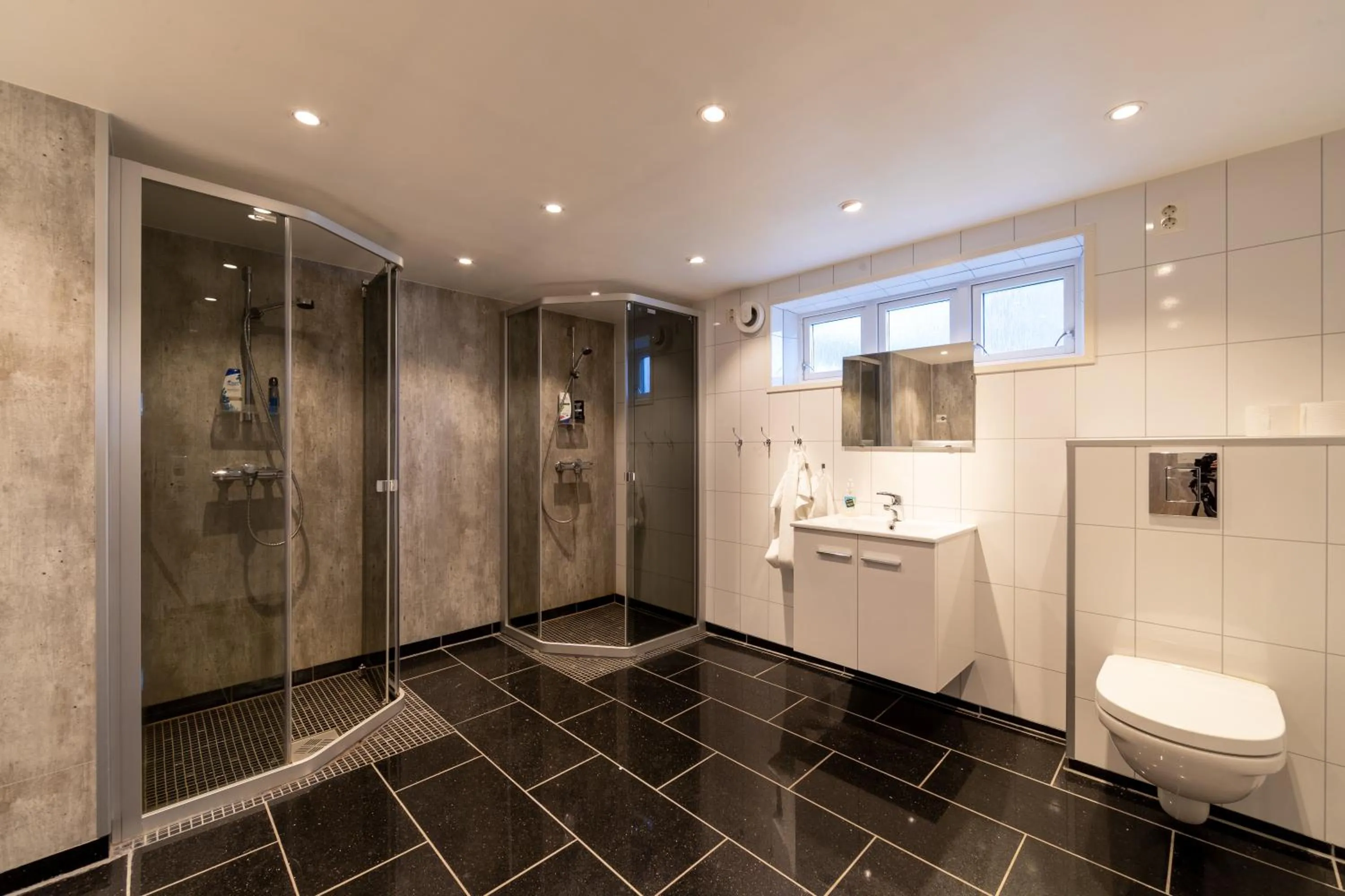 Shower in Gulbrakka Basecamp