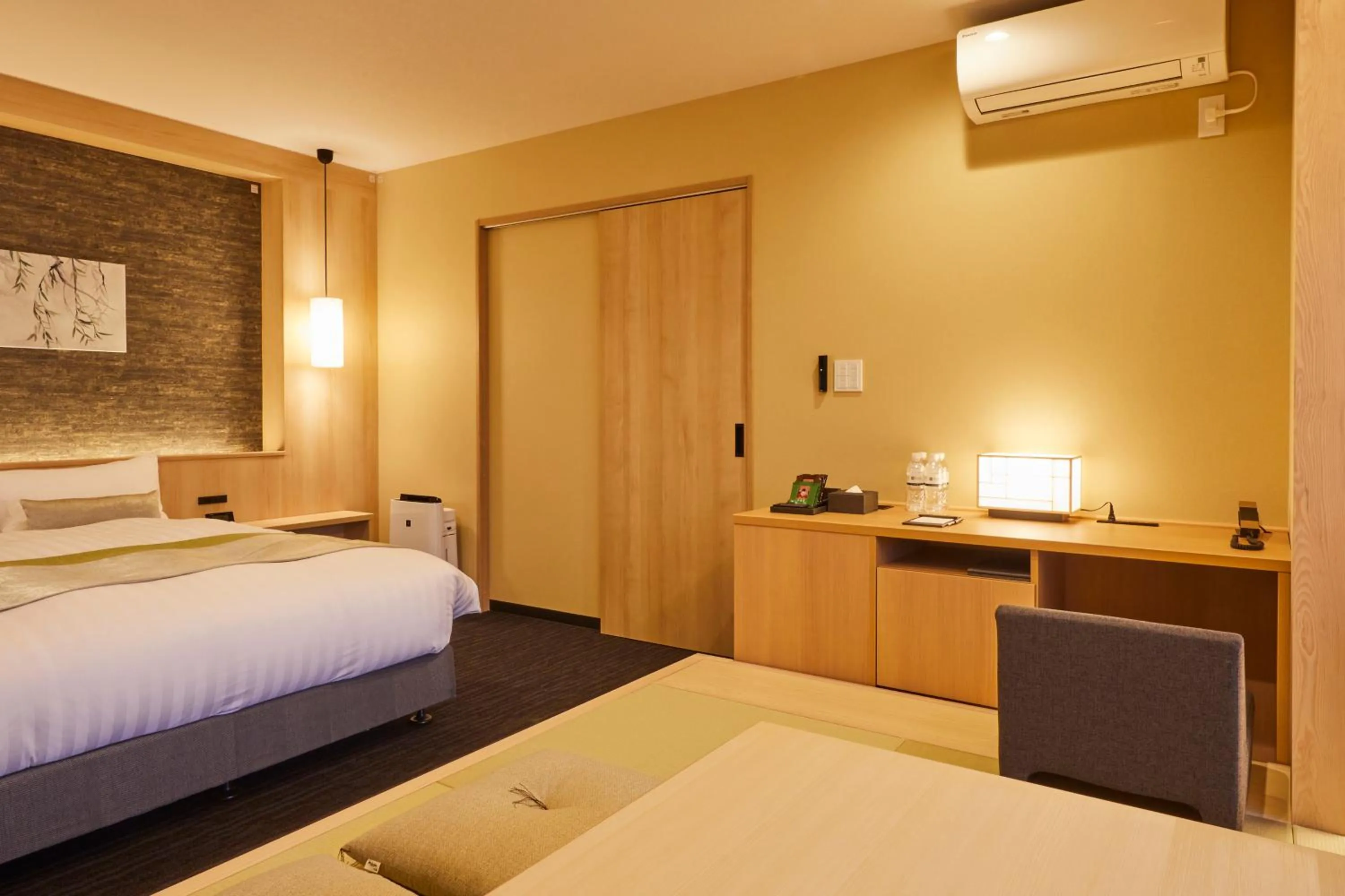 Photo of the whole room, Bed in Rinn Shirakawa South