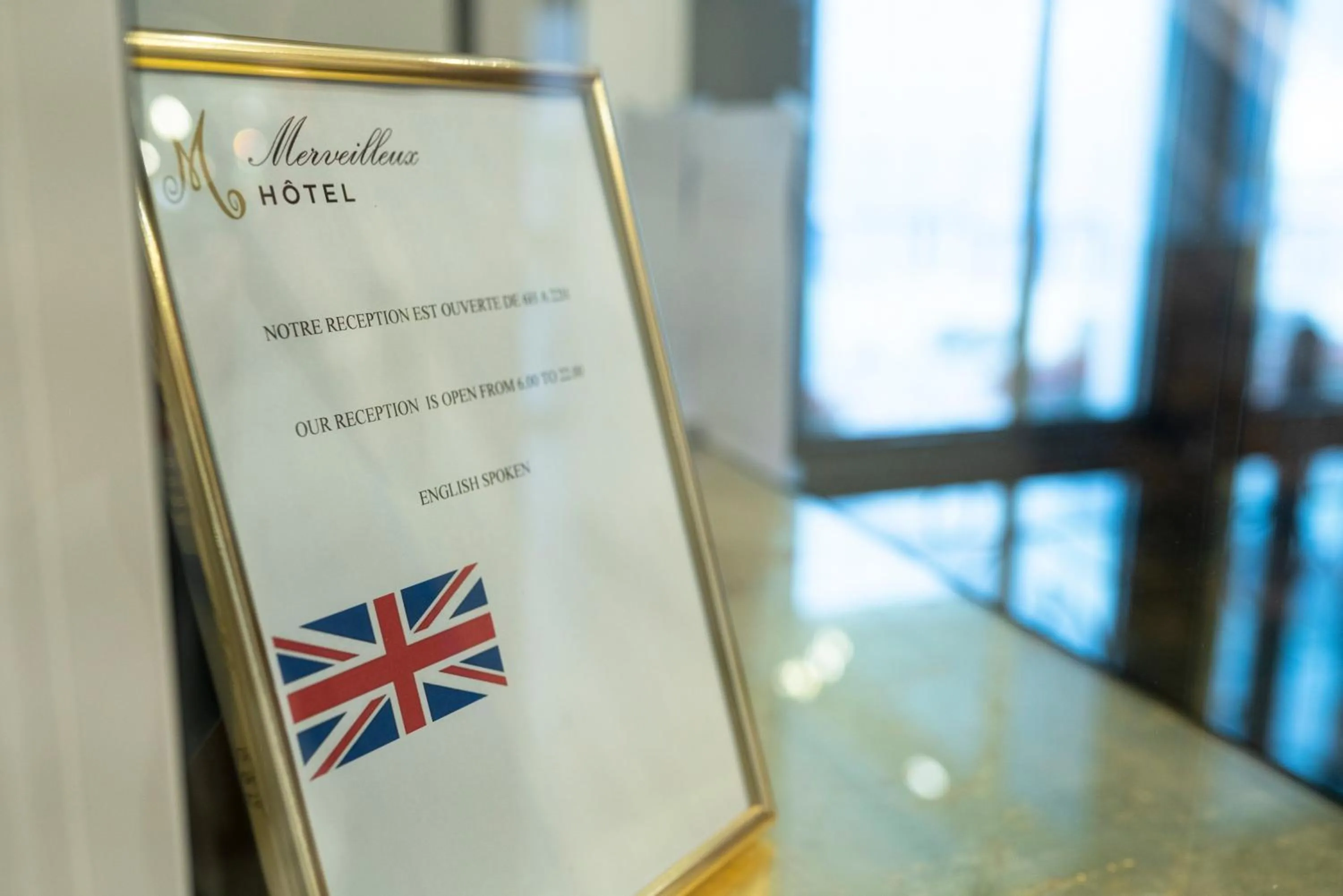 Text overlay in Hôtel Merveilleux Côté Mer