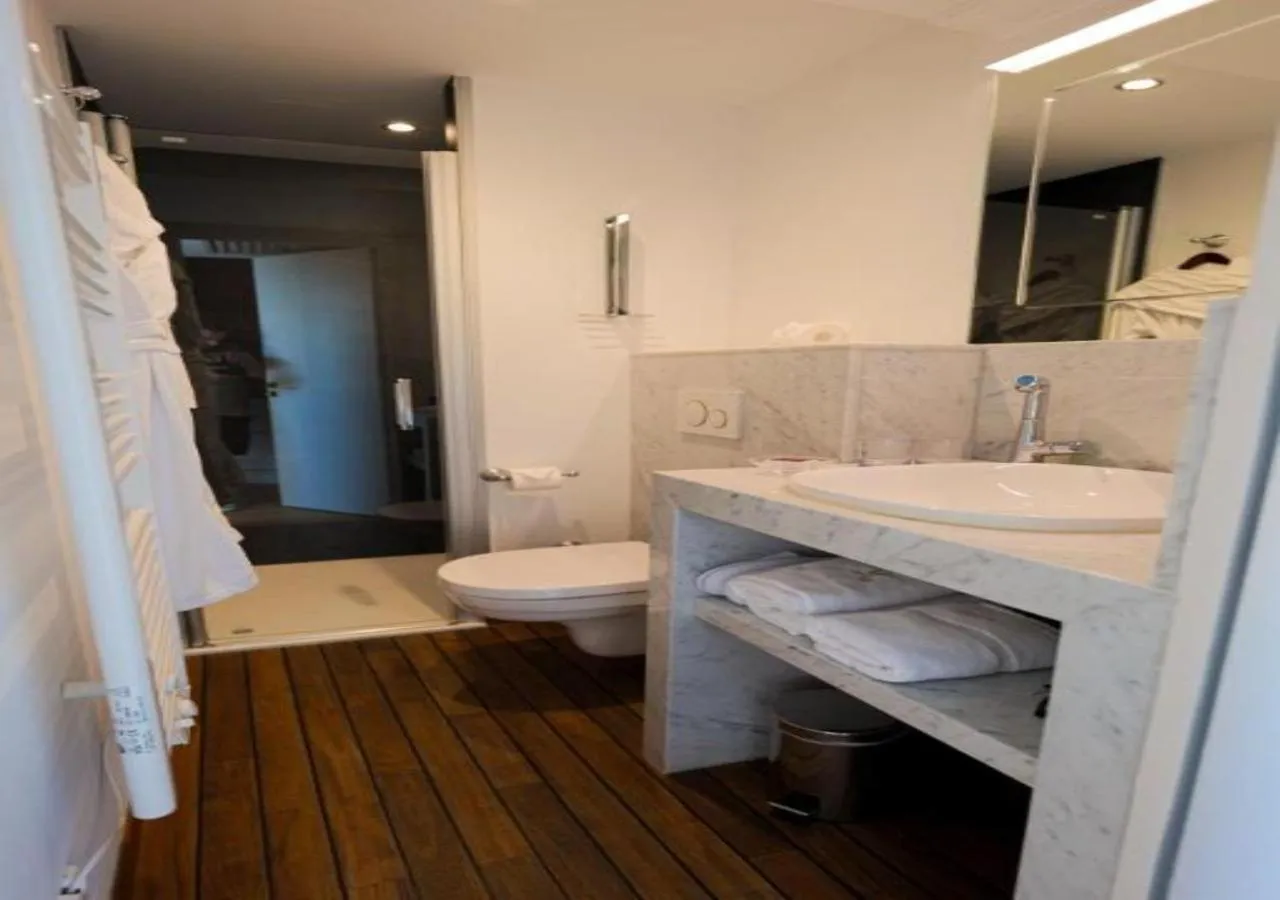 Bathroom in Hôtel Merveilleux Côté Mer