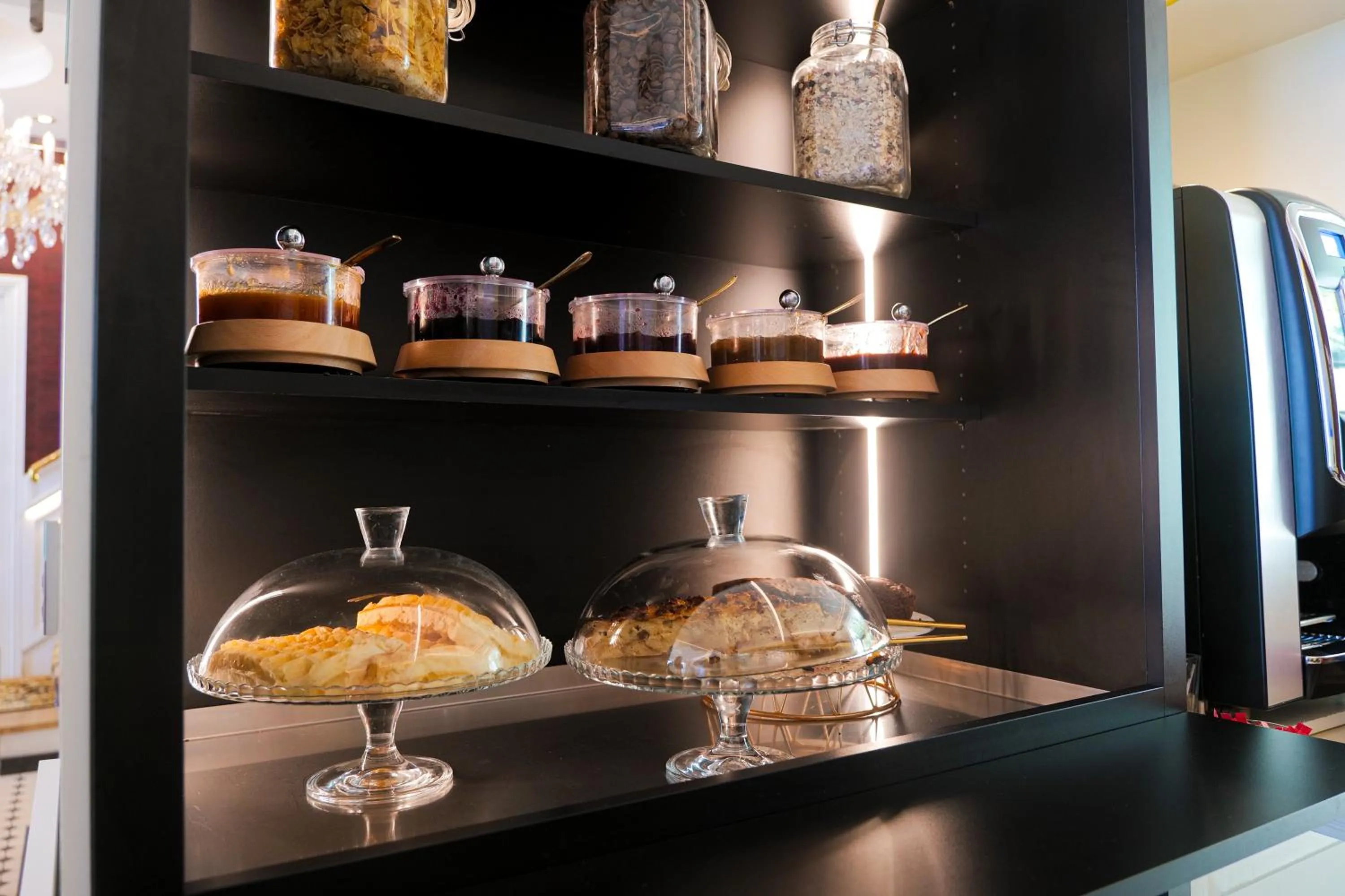 Breakfast in Hôtel Merveilleux Côté Mer