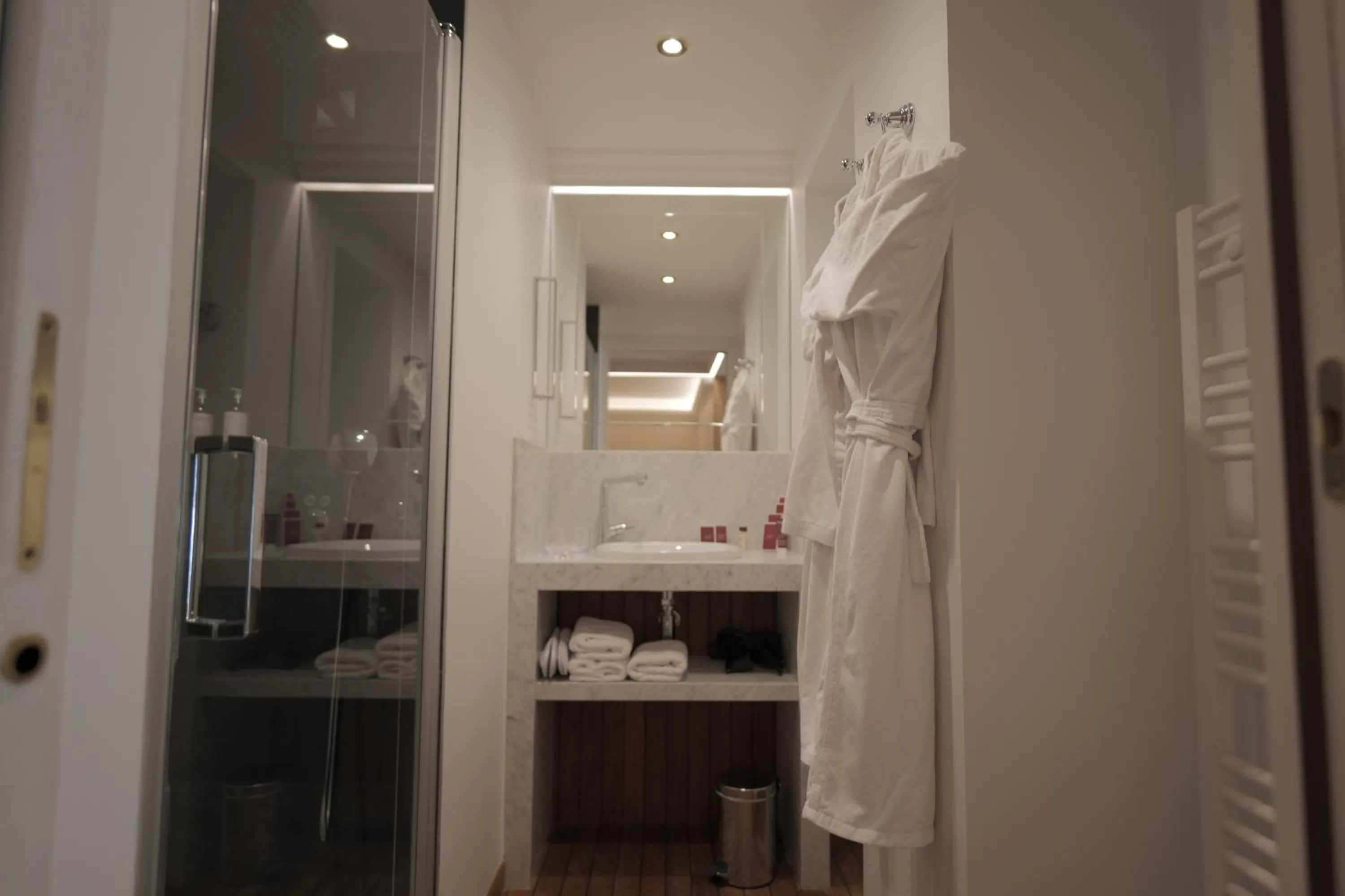 Shower in Hôtel Merveilleux Côté Mer