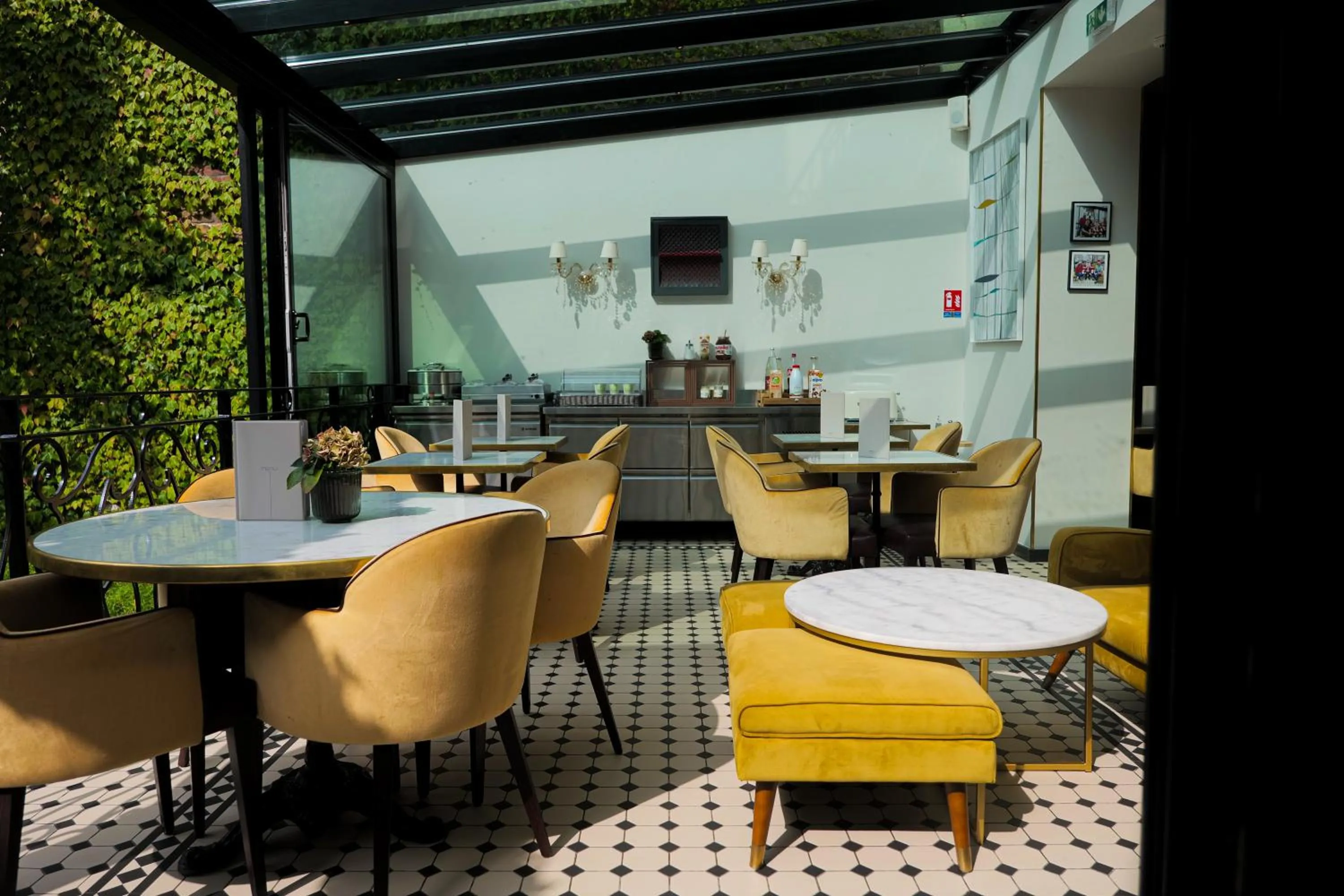 Property building in Hôtel Merveilleux Côté Mer