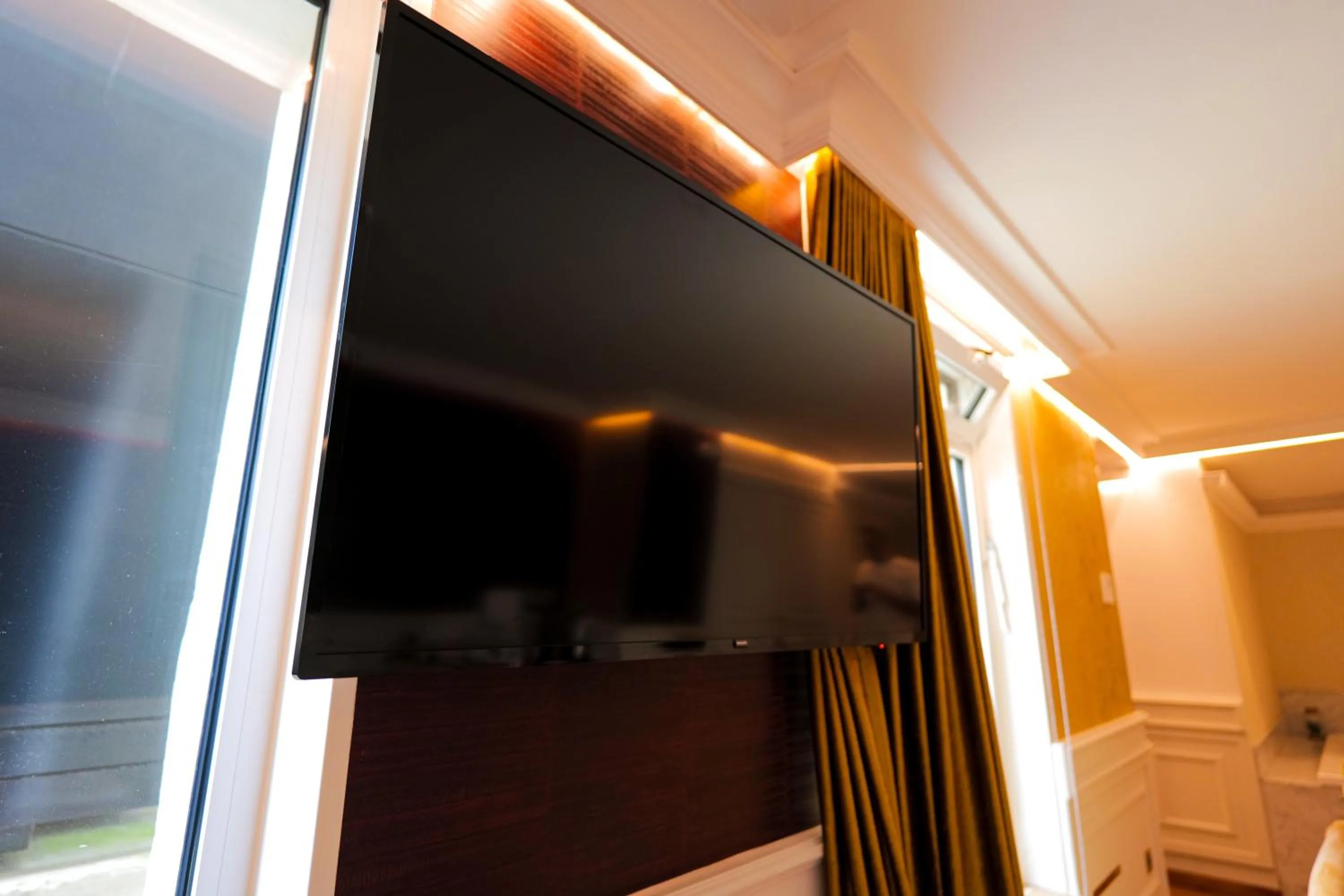 TV and multimedia in Hôtel Merveilleux Côté Mer