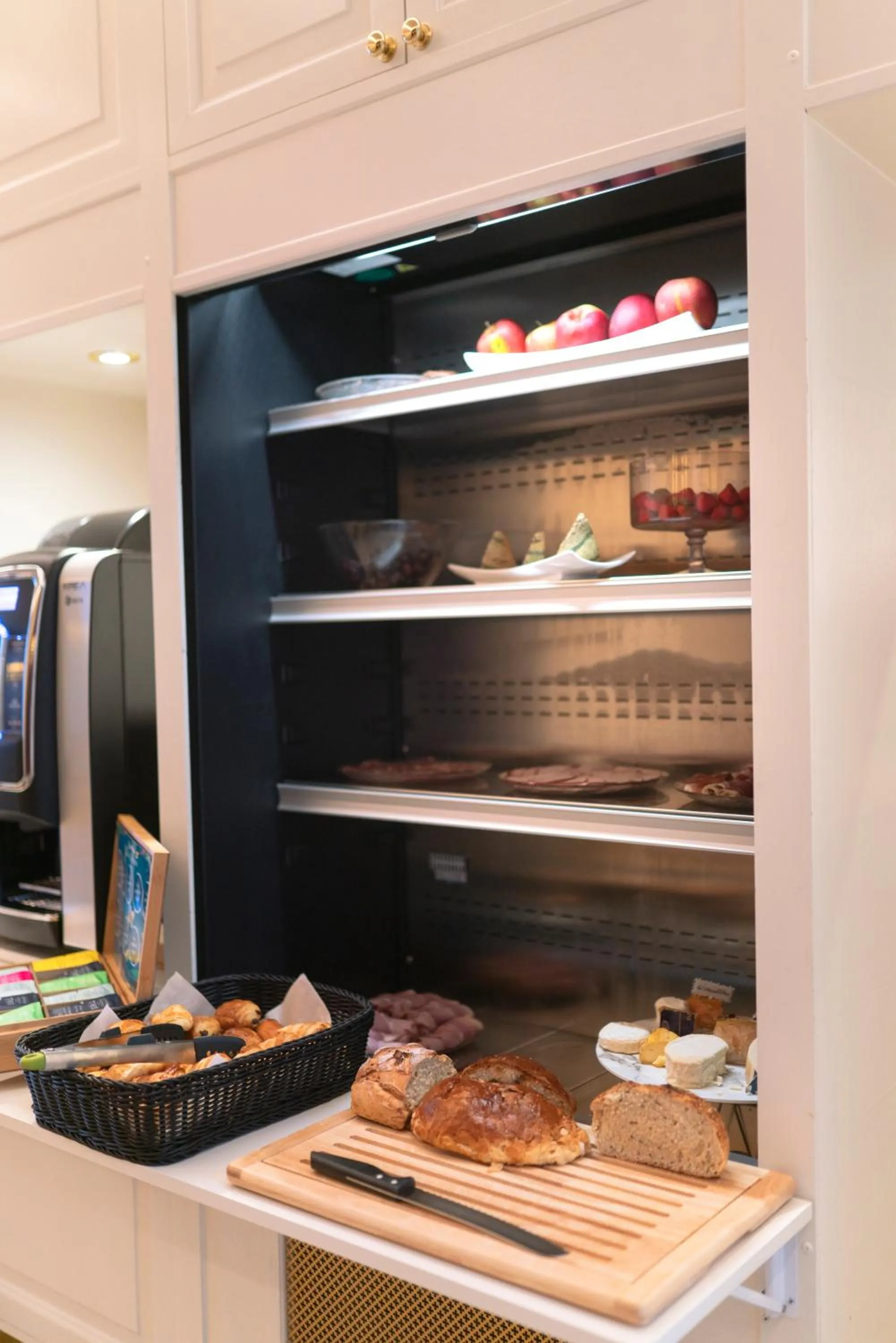 Food and drinks in Hôtel Merveilleux Côté Mer