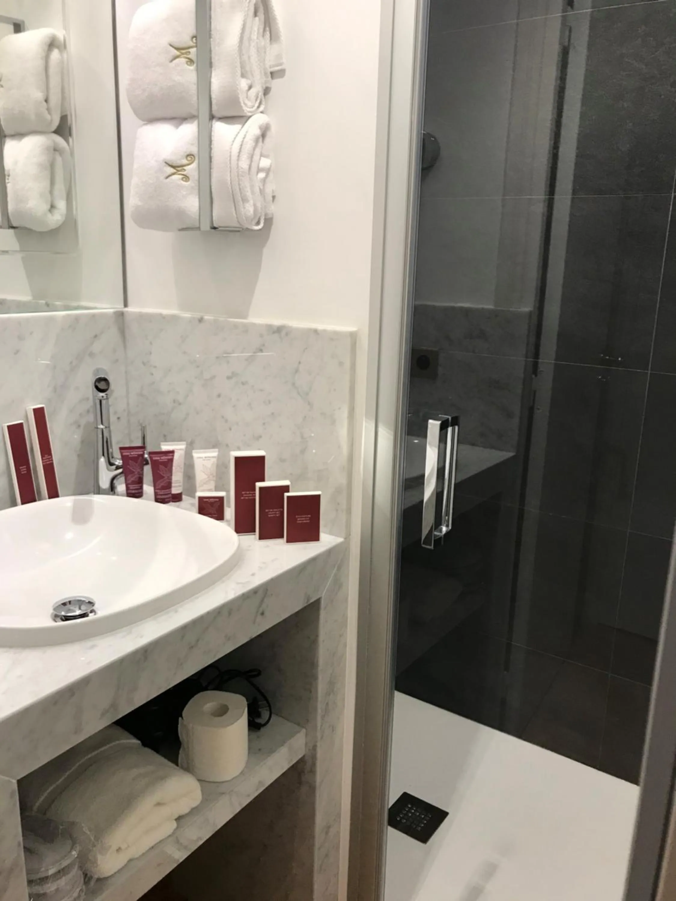 Bathroom in Hôtel Merveilleux Côté Mer