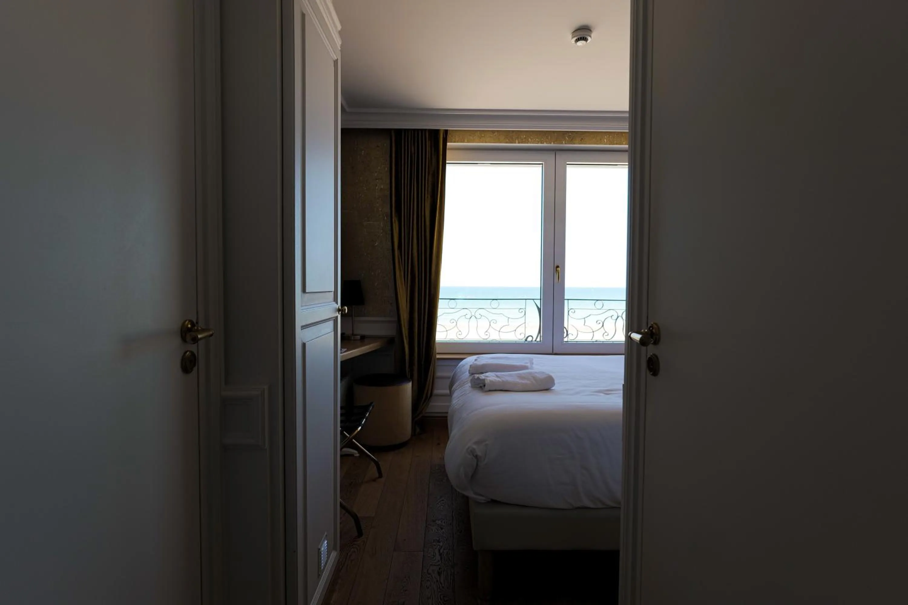 Bed in Hôtel Merveilleux Côté Mer